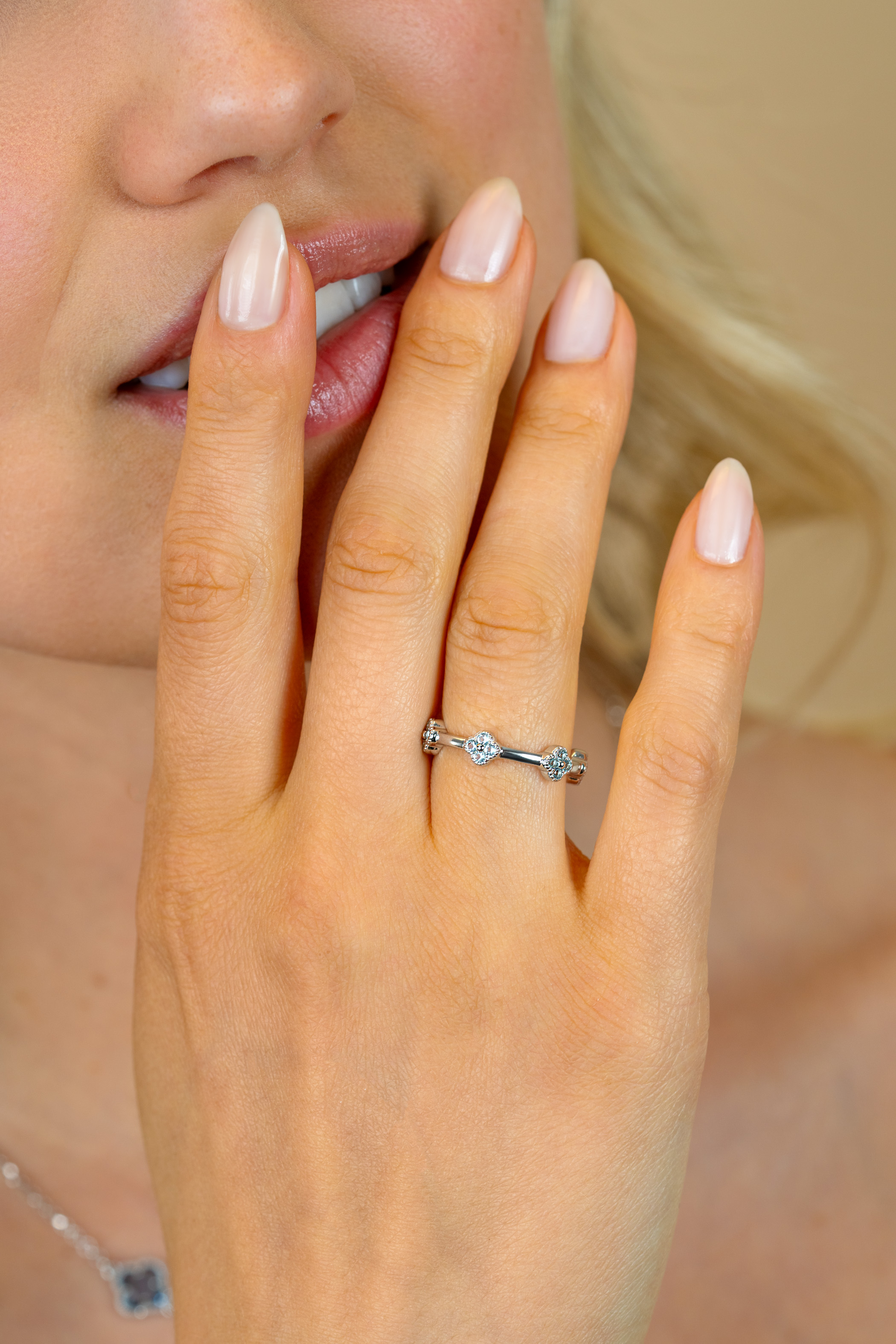 ZINZI zilveren ring (5mm breed) met lichtblauwe klavers ZIR2663C