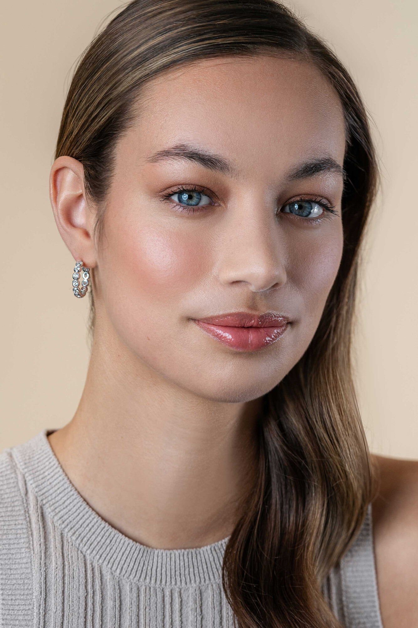 21mm ZINZI zilveren halve oorringen 4mm buisdikte, bezet met 12 witte zirconia's en met vlindersluiting ZIO2573
