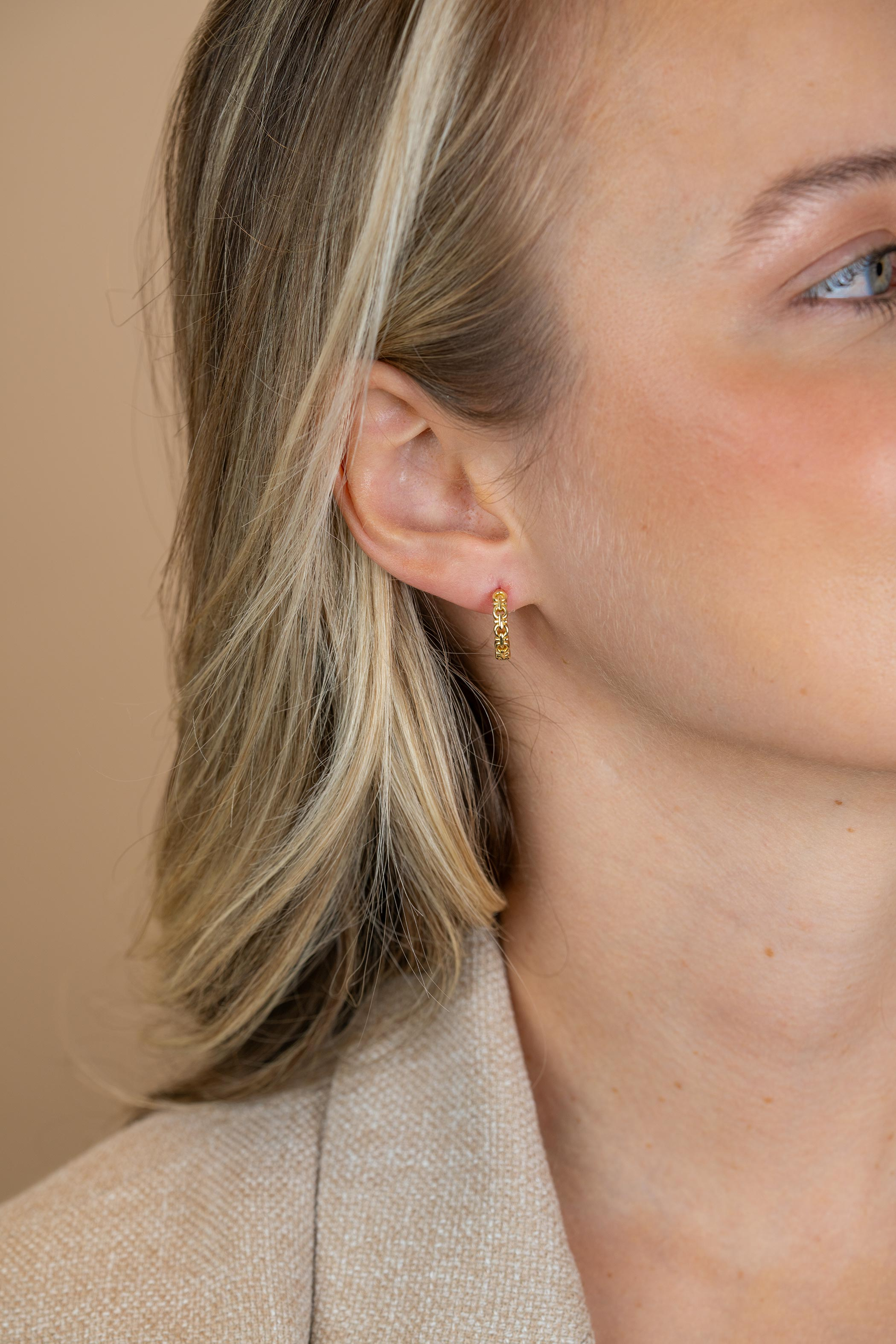 15mm ZINZI goldplated zilveren oorringen met fantasie schakels, 3mm buisdikte en luxe klapsluiting ZIO2802