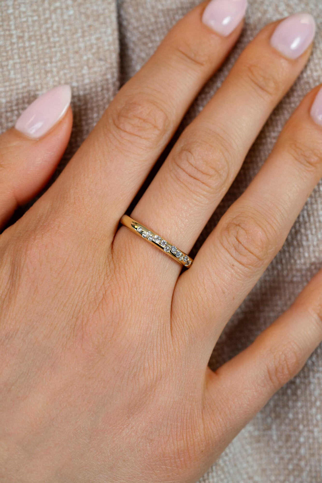 ZINZI gold plated zilveren rijring (3mm breed) met witte zirkonia’s als druppels verwerkt ZIR2871