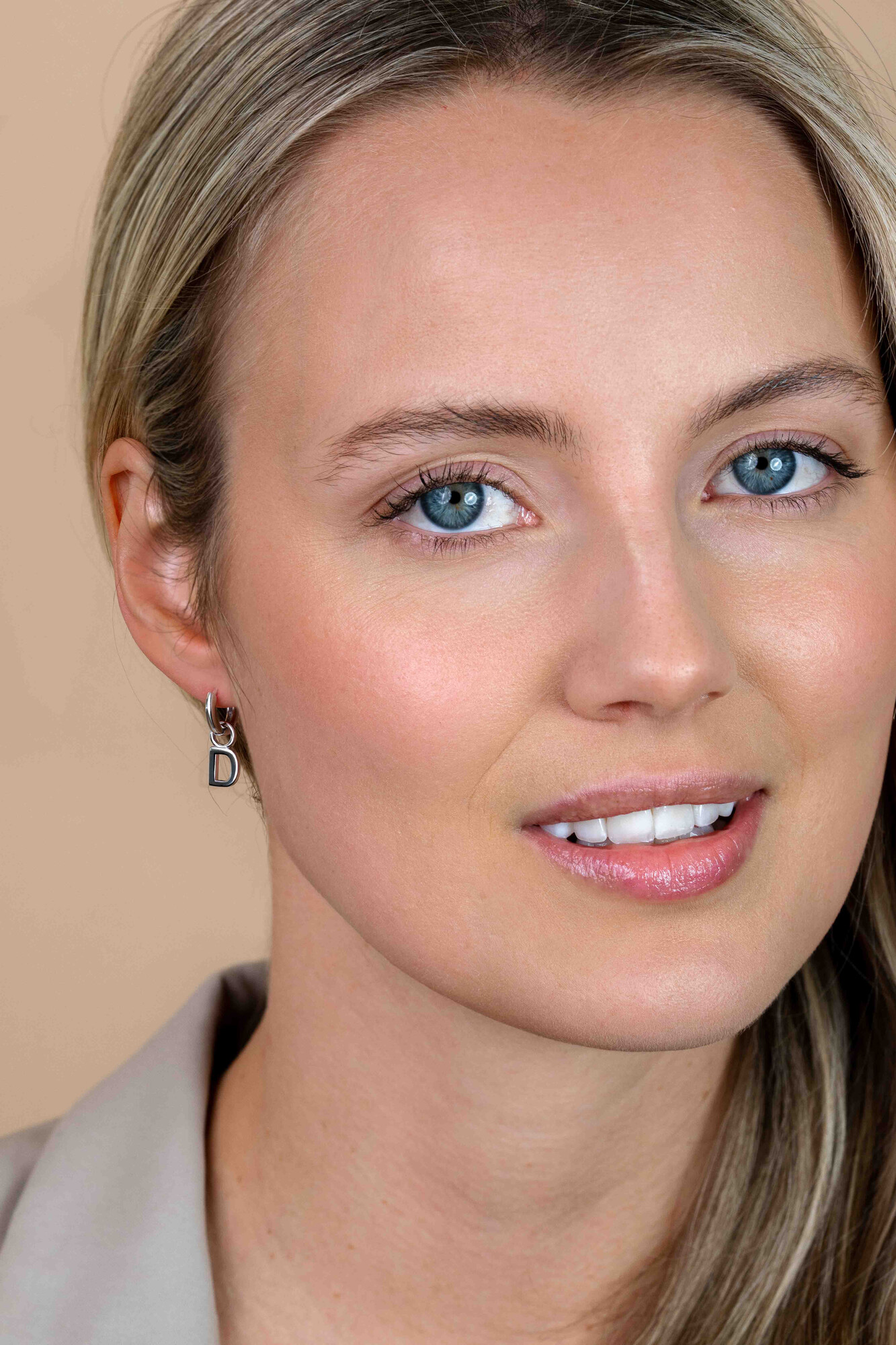 ZINZI zilveren letter oorbedel D per stuk geprijsd ZICH2144D. (zonder oorringen).