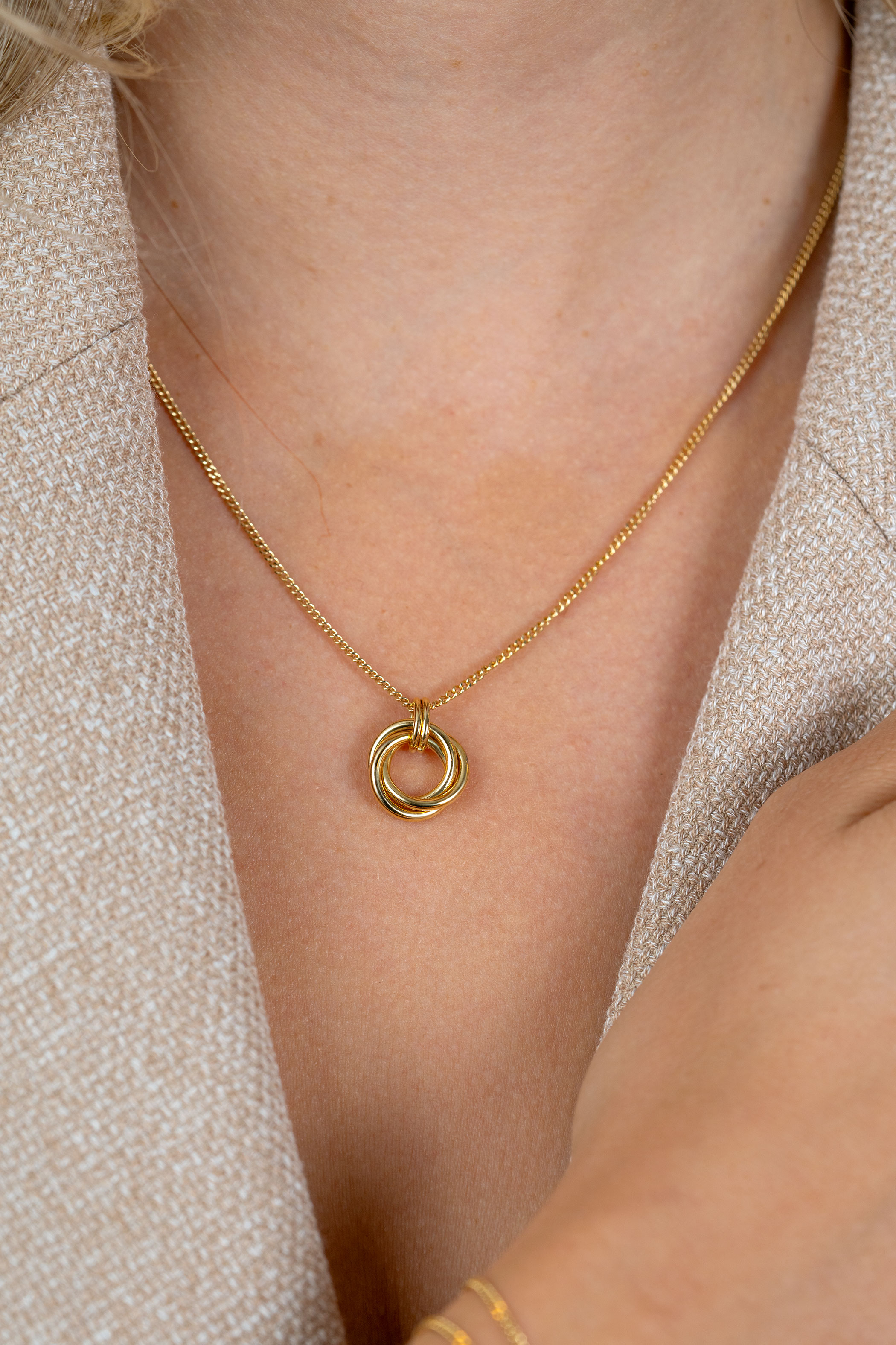 ZINZI gold plated zilveren collier 45cm met hanger van verbonden ringen (knoop-stijl) ZIC2797