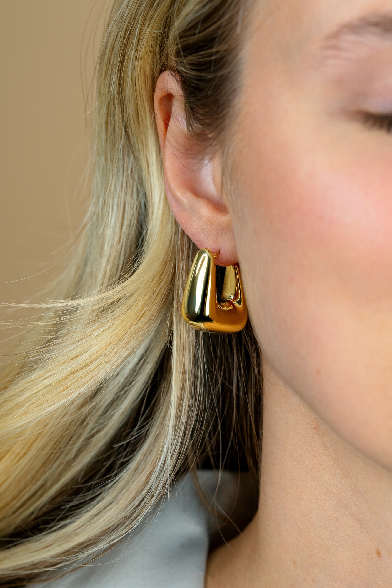 24mm ZINZI gold plated zilveren oorringen met brede buis, vierkante look en handige bovensluiting ZIO2747G