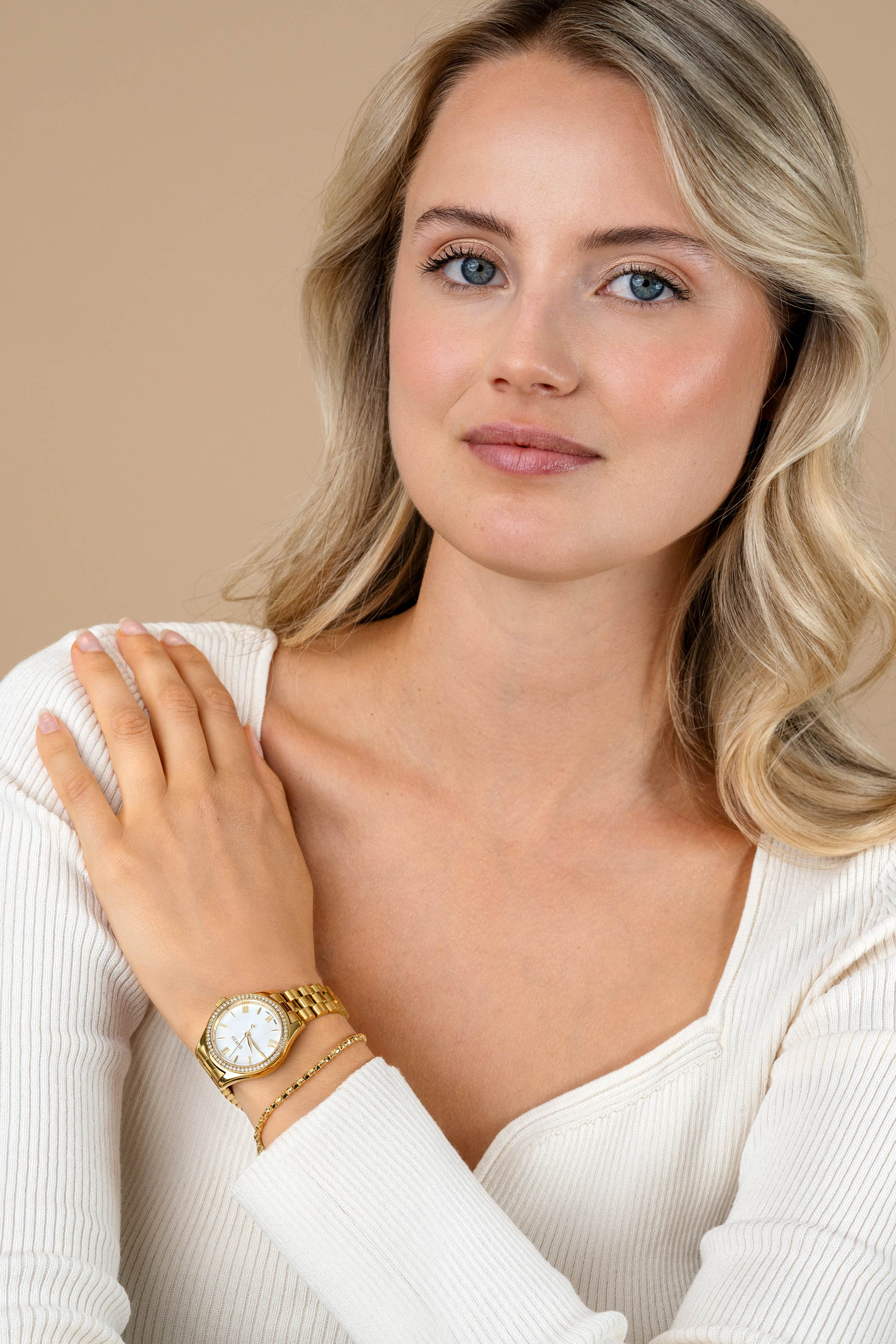 ZINZI Tresor horloge 32mm bezet met witte zirkonia's, parelmoer wijzerplaat en goudkleurige stalen kast en schakelband ZIW2434

