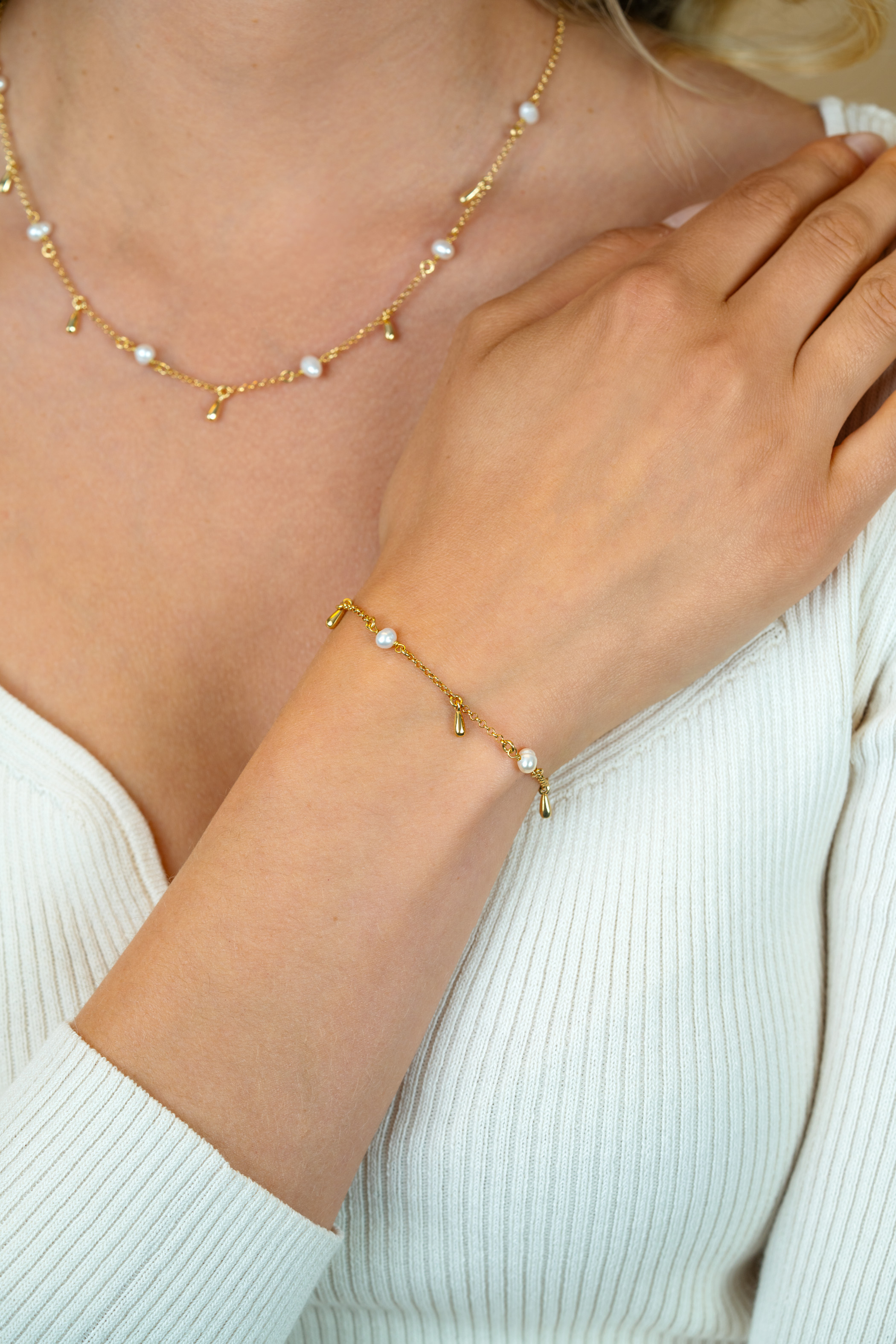 ZINZI gold plated zilveren armband met witte zoetwaterparels en druppeltjes ZIA2753