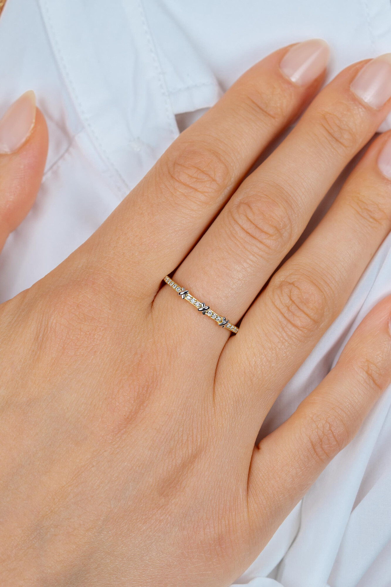 ZINZI goldplated zilveren aanschuifring met kleine kruisjes op de rijzetting tussen de witte zirkonia's ZIR2814C