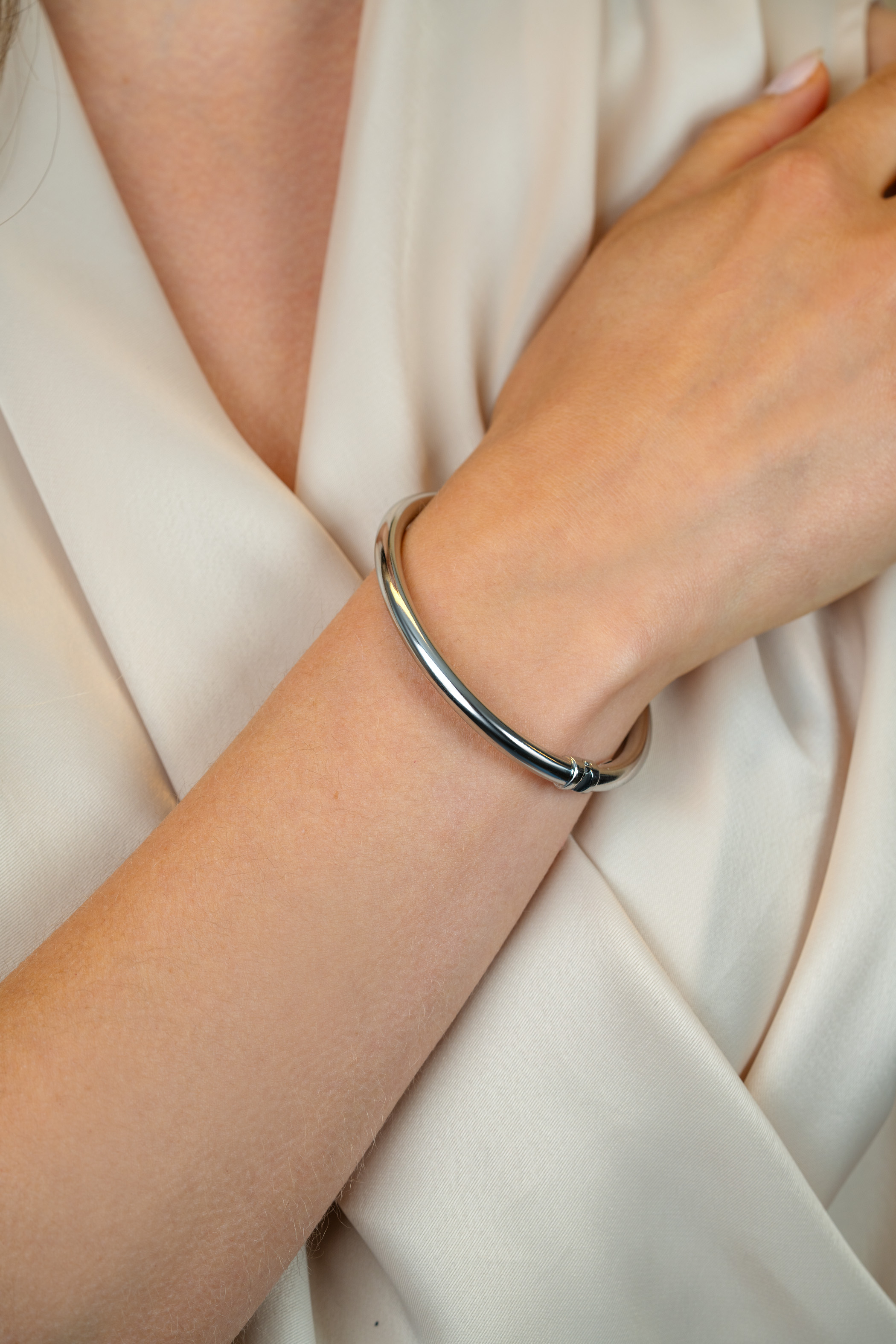 ZINZI zilveren bangle armband glad 5mm ronde buis en luxe scharniersluiting ZIA2754