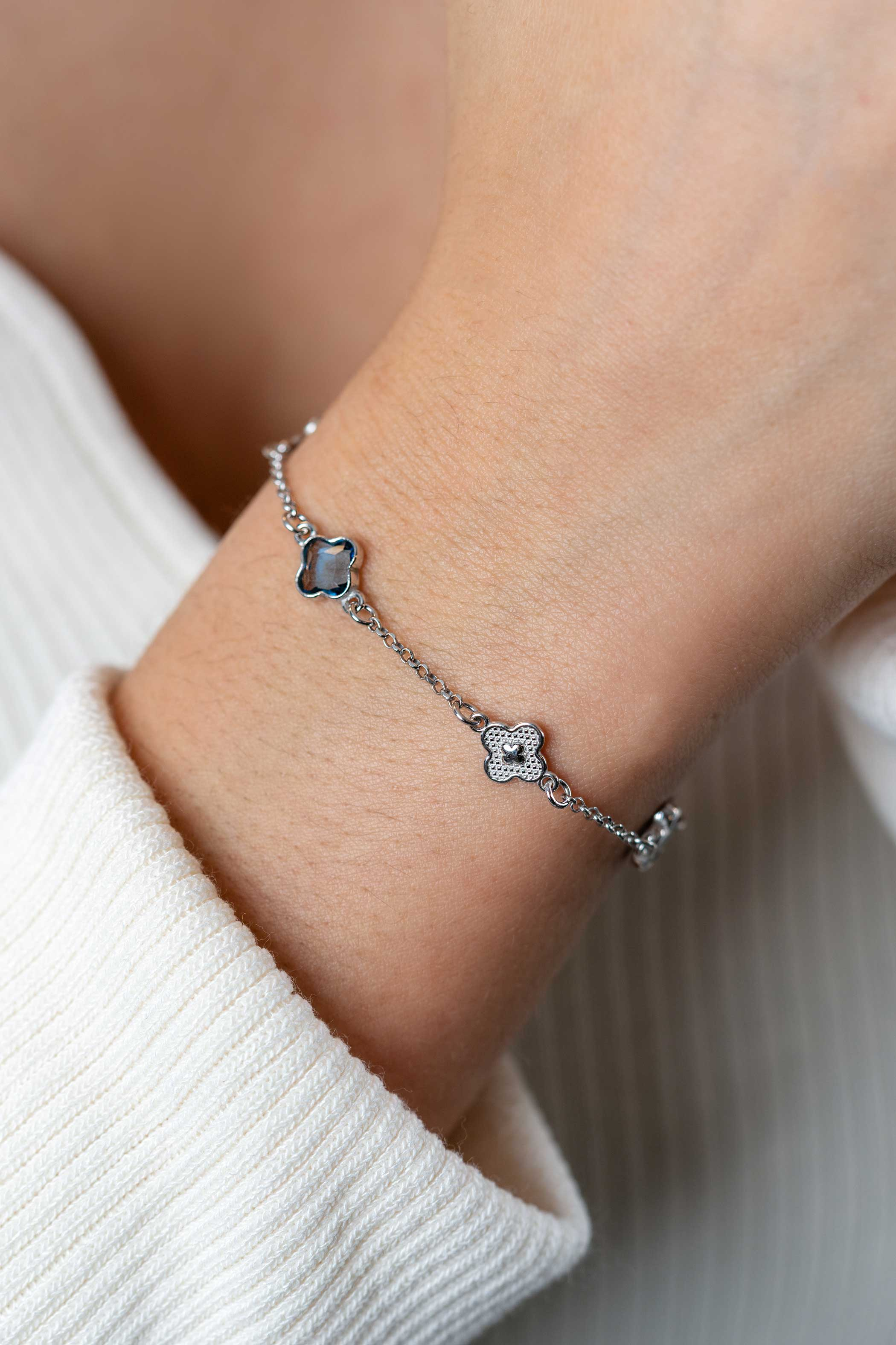 ZINZI zilveren schakel armband met twee zilveren en drie blauwe klavers 16-19cm ZIA2582
