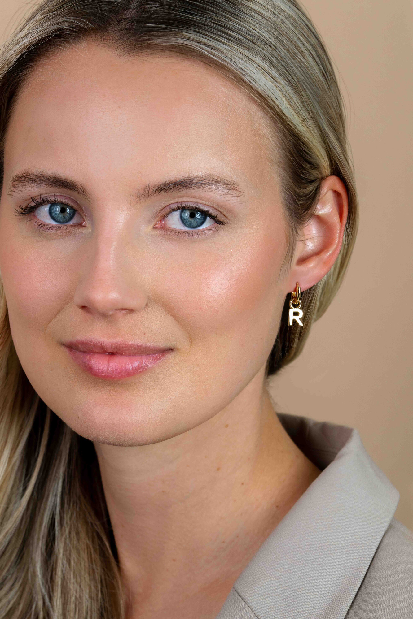 ZINZI zilveren geelvergulde letter oorbedel R per stuk geprijsd ZICH2145R. (zonder oorringen).