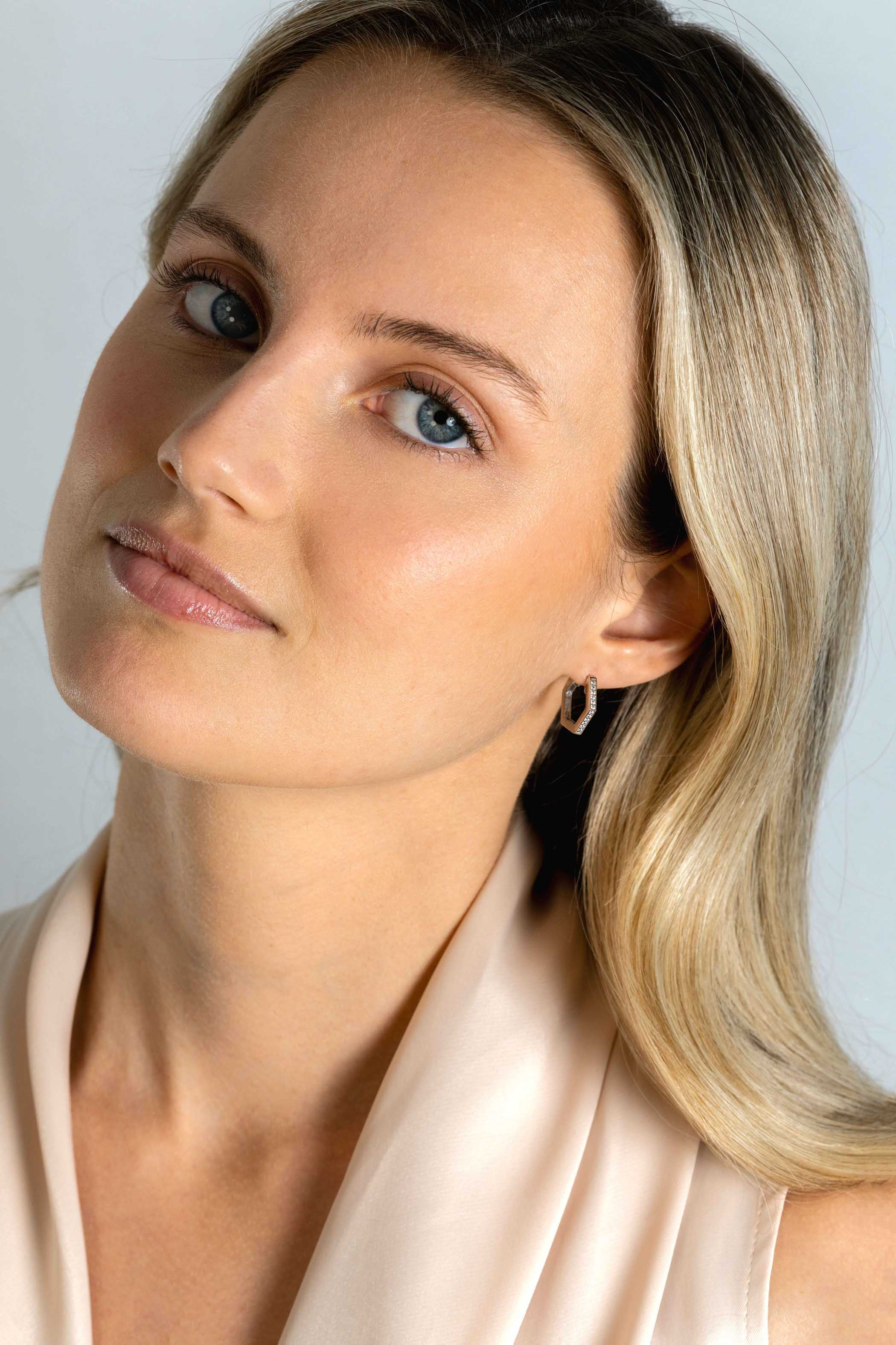 15mm ZINZI zilveren oorringen in leuke hexagon vorm bezet met witte zirconia's, met luxe klapsluiting 15x2mm ZIO2433