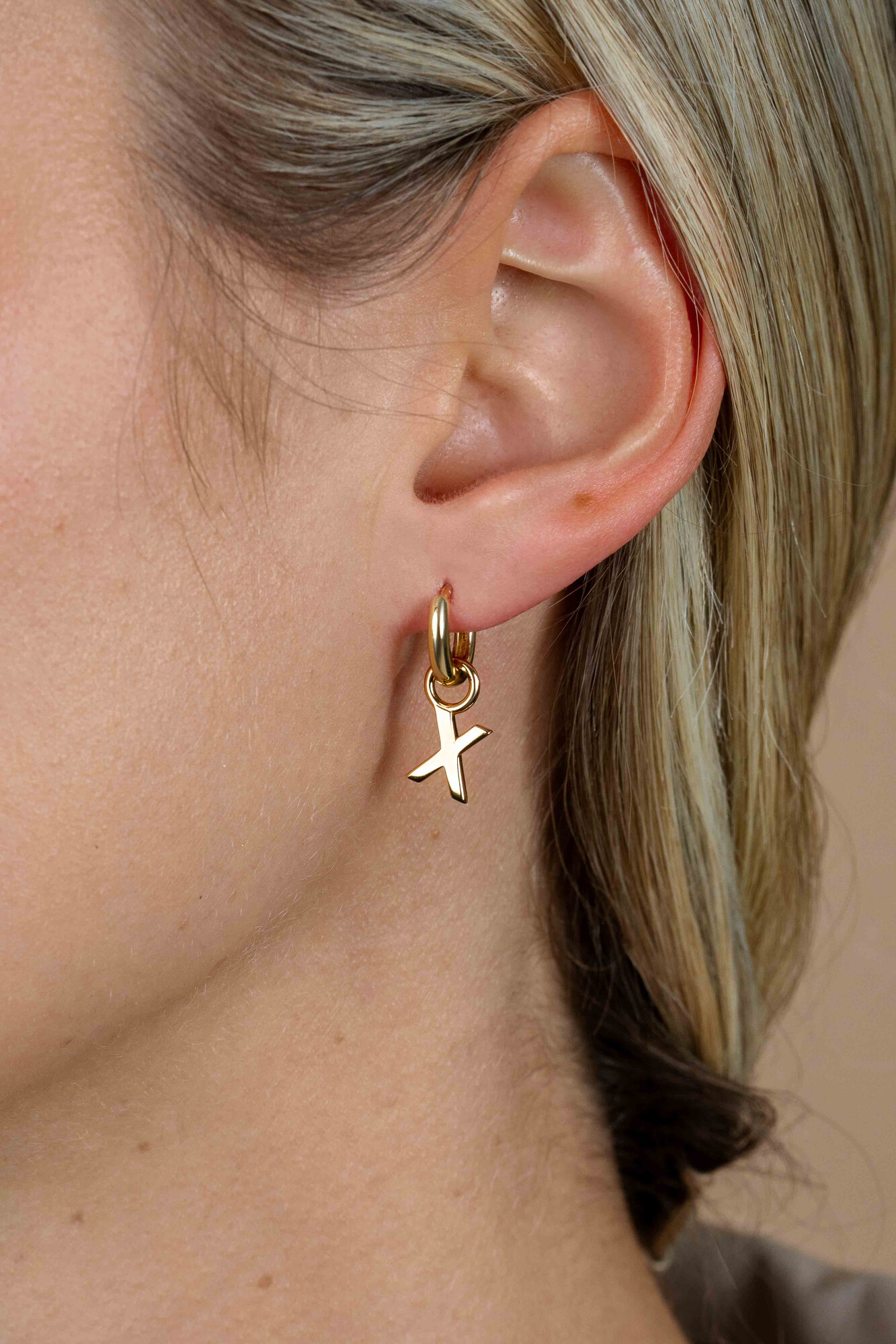 ZINZI zilveren geelvergulde letter oorbedel X per stuk geprijsd ZICH2145X. (zonder oorringen).