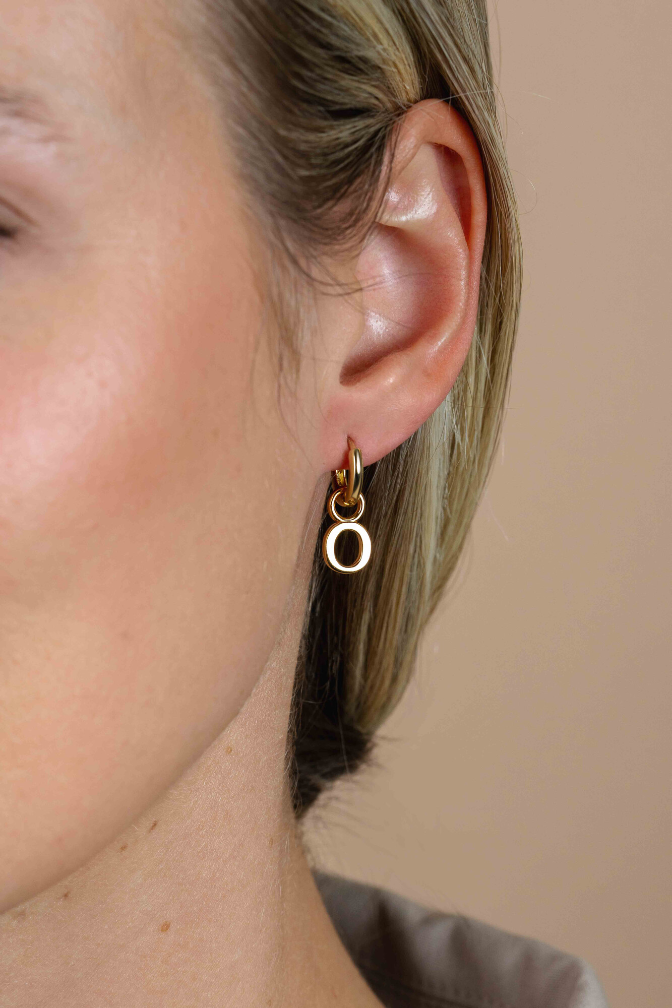 ZINZI zilveren geelvergulde letter oorbedel O per stuk geprijsd ZICH2145O. (zonder oorringen).