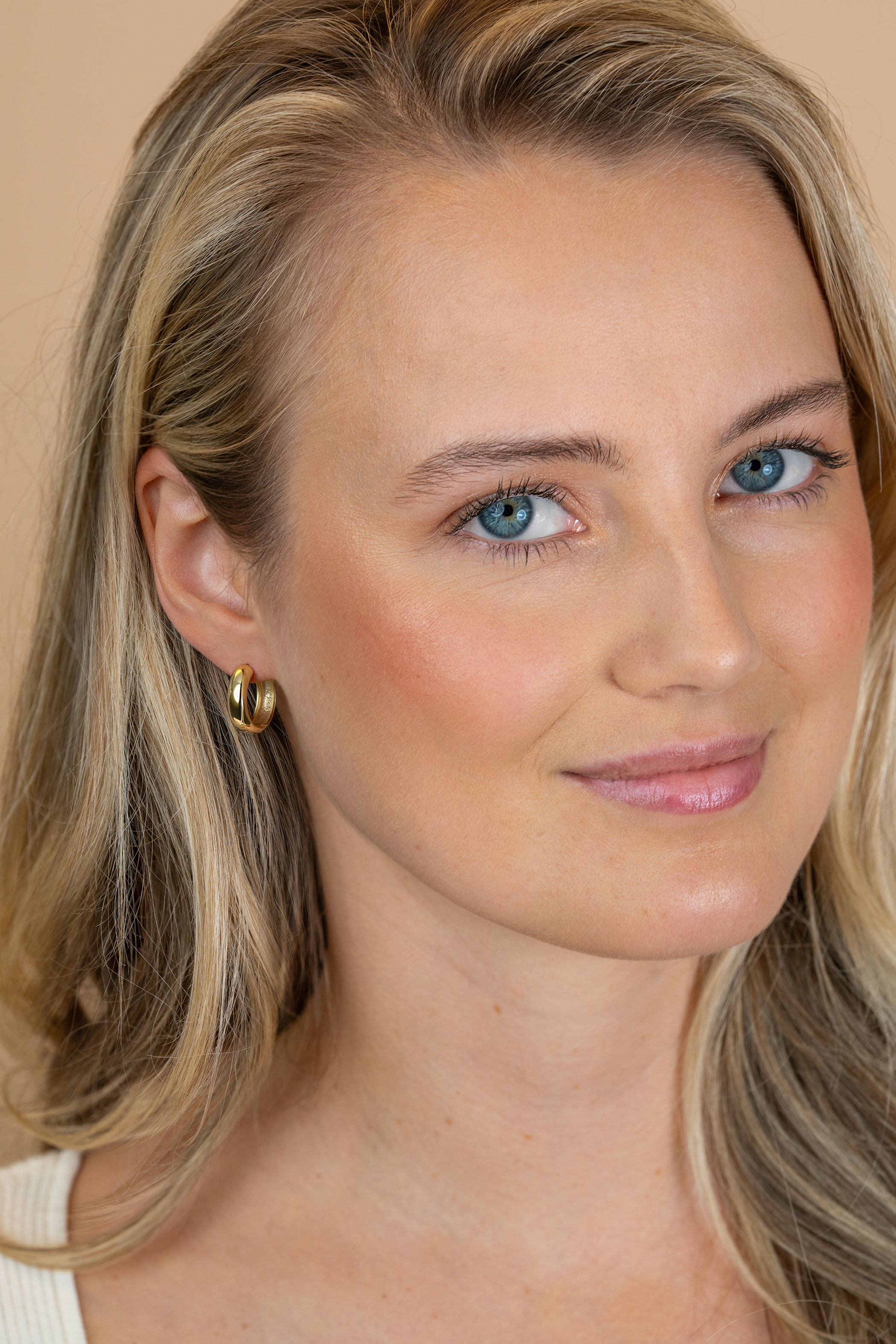 17mm ZINZI goldplated zilveren gladde oorringen met brede ronde buis 5mm met luxe klapsluiting ZIO2793G