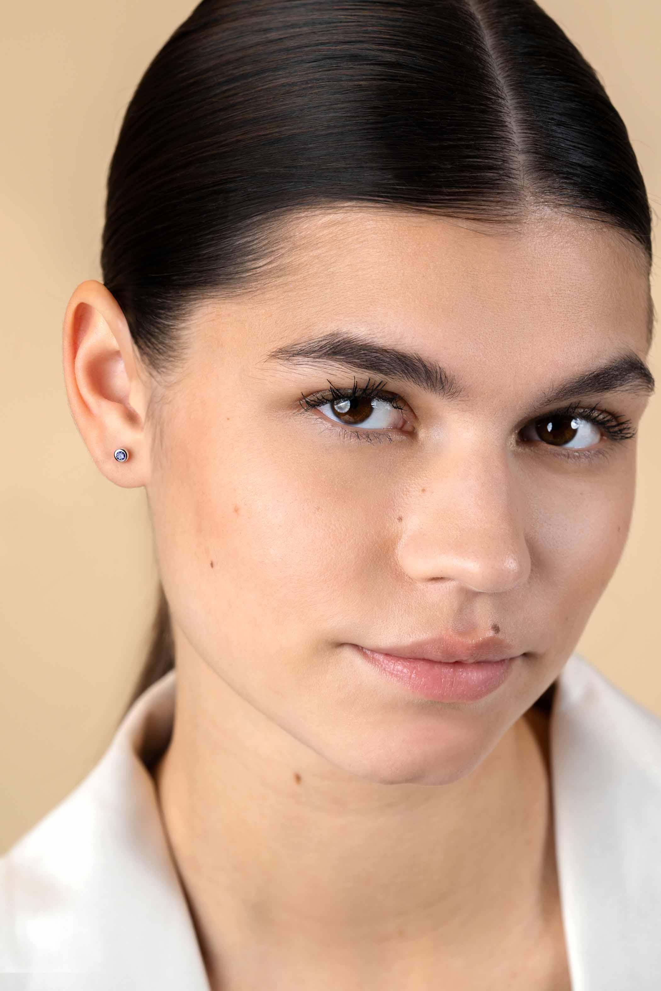 FEBRUARI oorknoppen 4mm zilver met geboortesteen paars amethist zirconia
