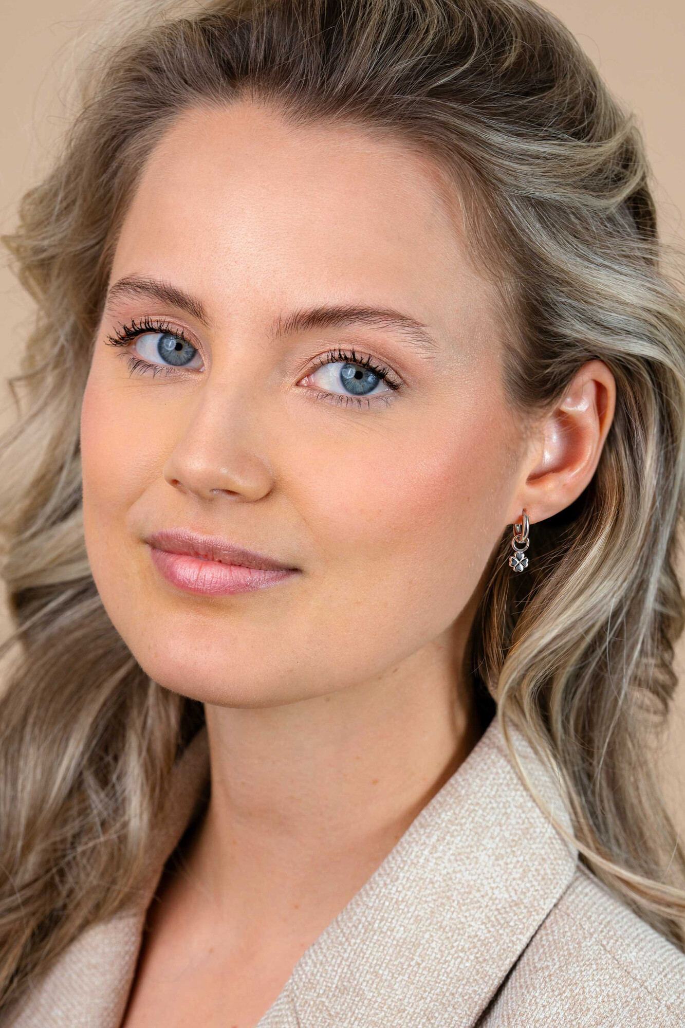 6mm ZINZI zilveren oorbedels in gladde klaver vier vorm ZICH2884 (zonder oorringen)