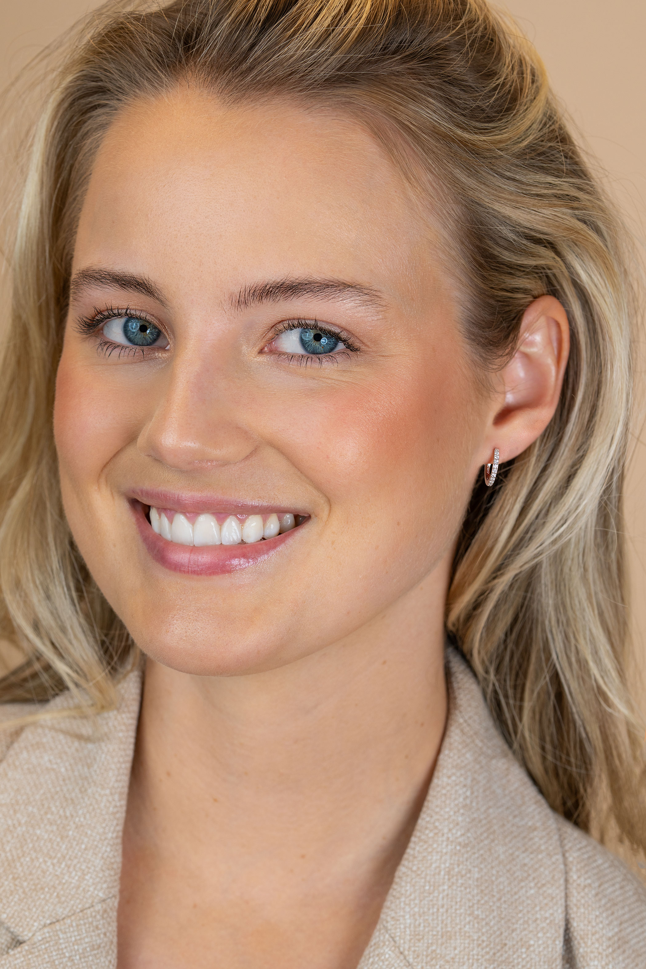 13mm ZINZI zilveren tennis oorringen bezet met een rij schitterende zirkonia’s ZIO2831