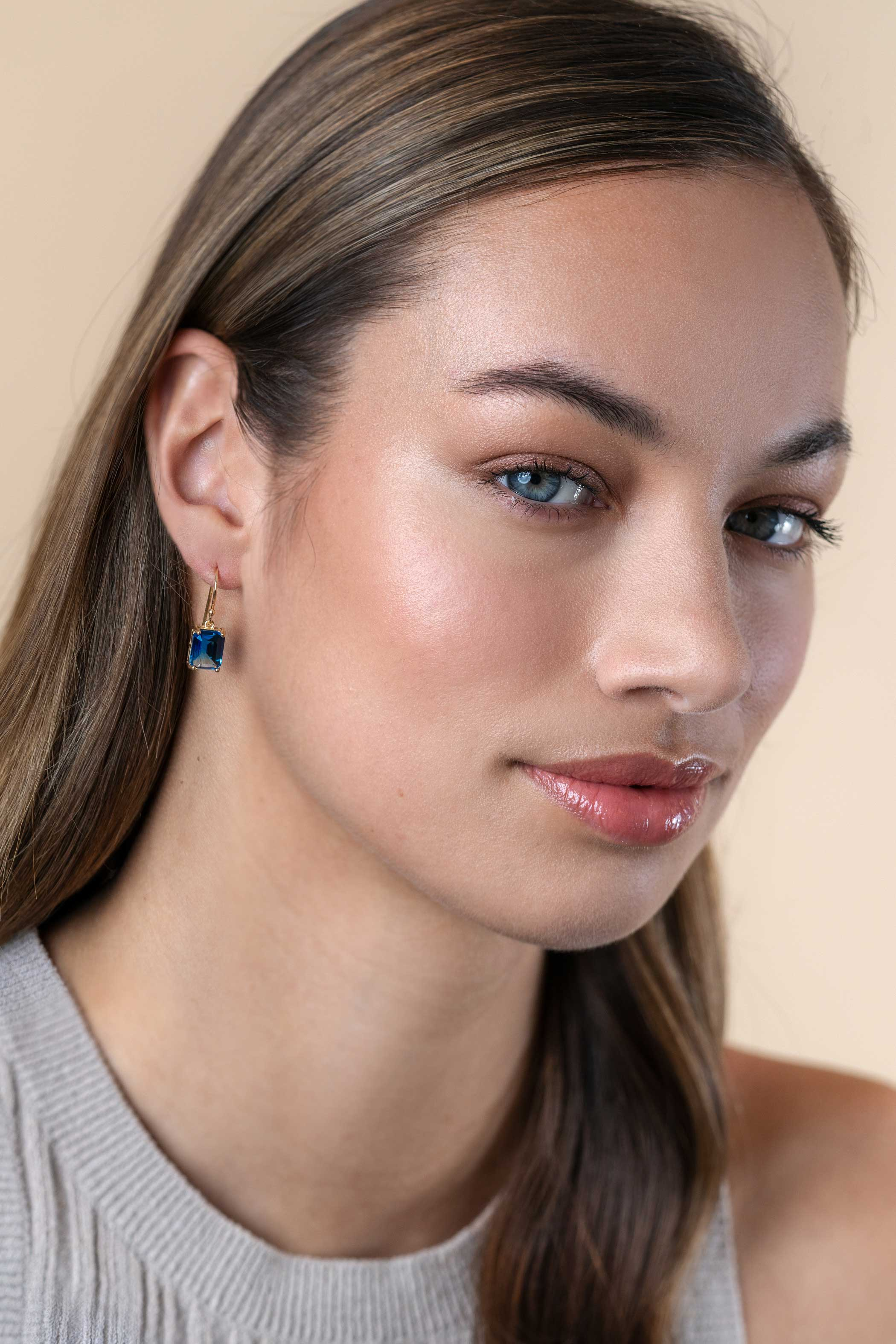 25mm ZINZI gold plated zilveren oorhangers met indigo blauwe kleursteen in vierpootszetting ZIO2578
