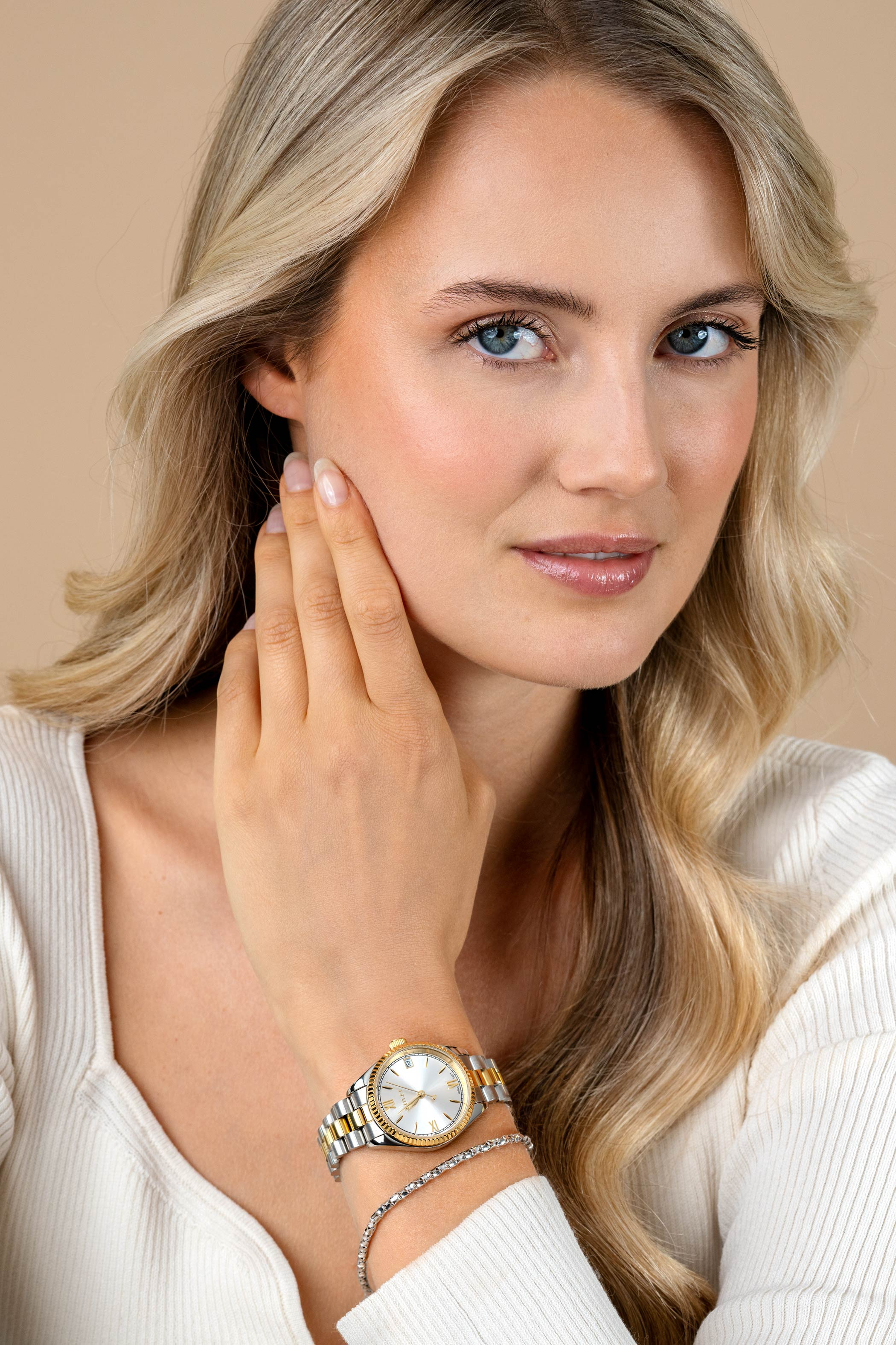 ZINZI Iconic horloge 30mm met datum, goudgekleurde gekartelde rand, zilverkleurige wijzerplaat en stalen bicolor schakelband ZIW2233
