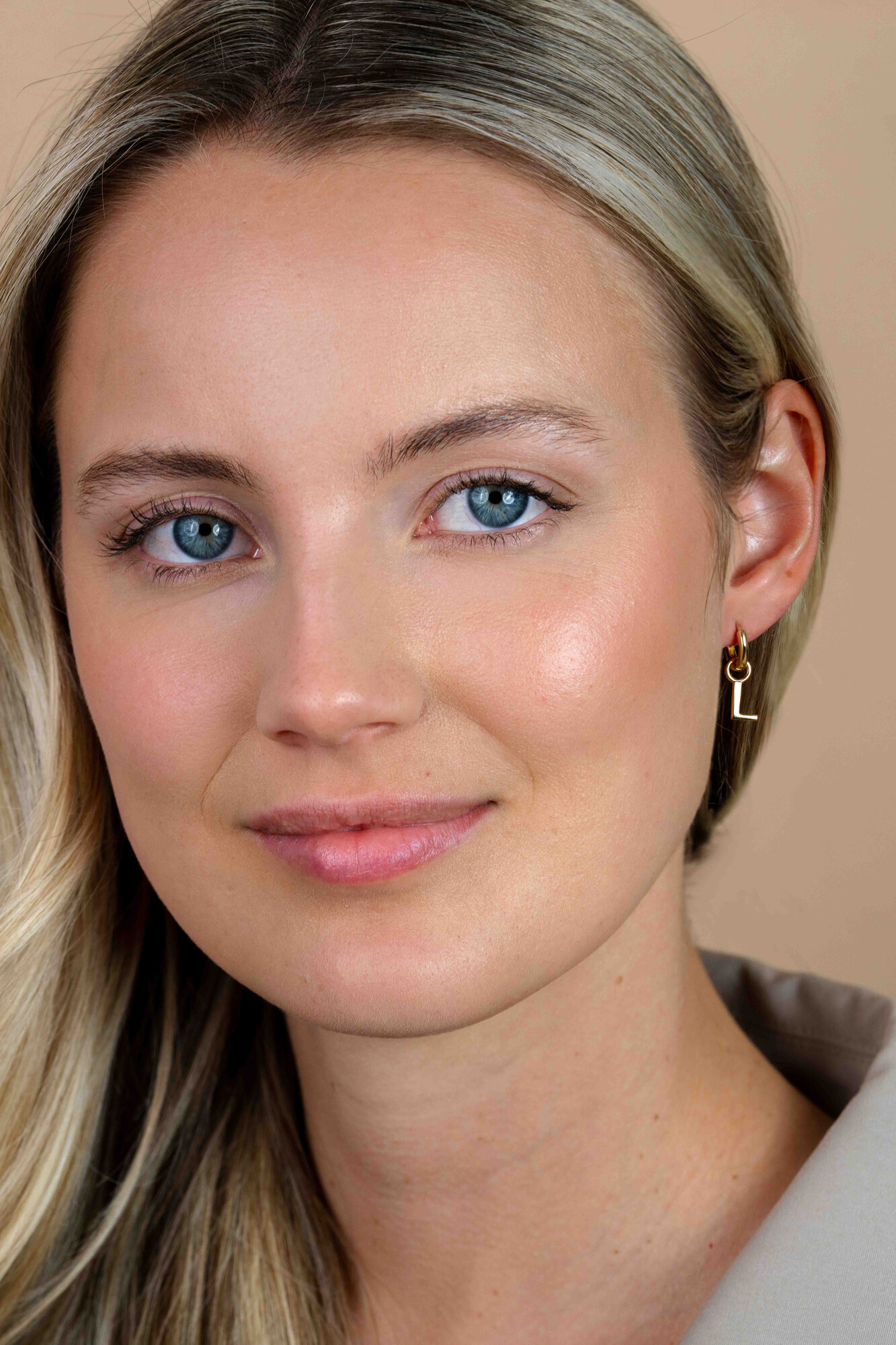 ZINZI zilveren geelvergulde letter oorbedel L per stuk geprijsd ZICH2145L. (zonder oorringen).