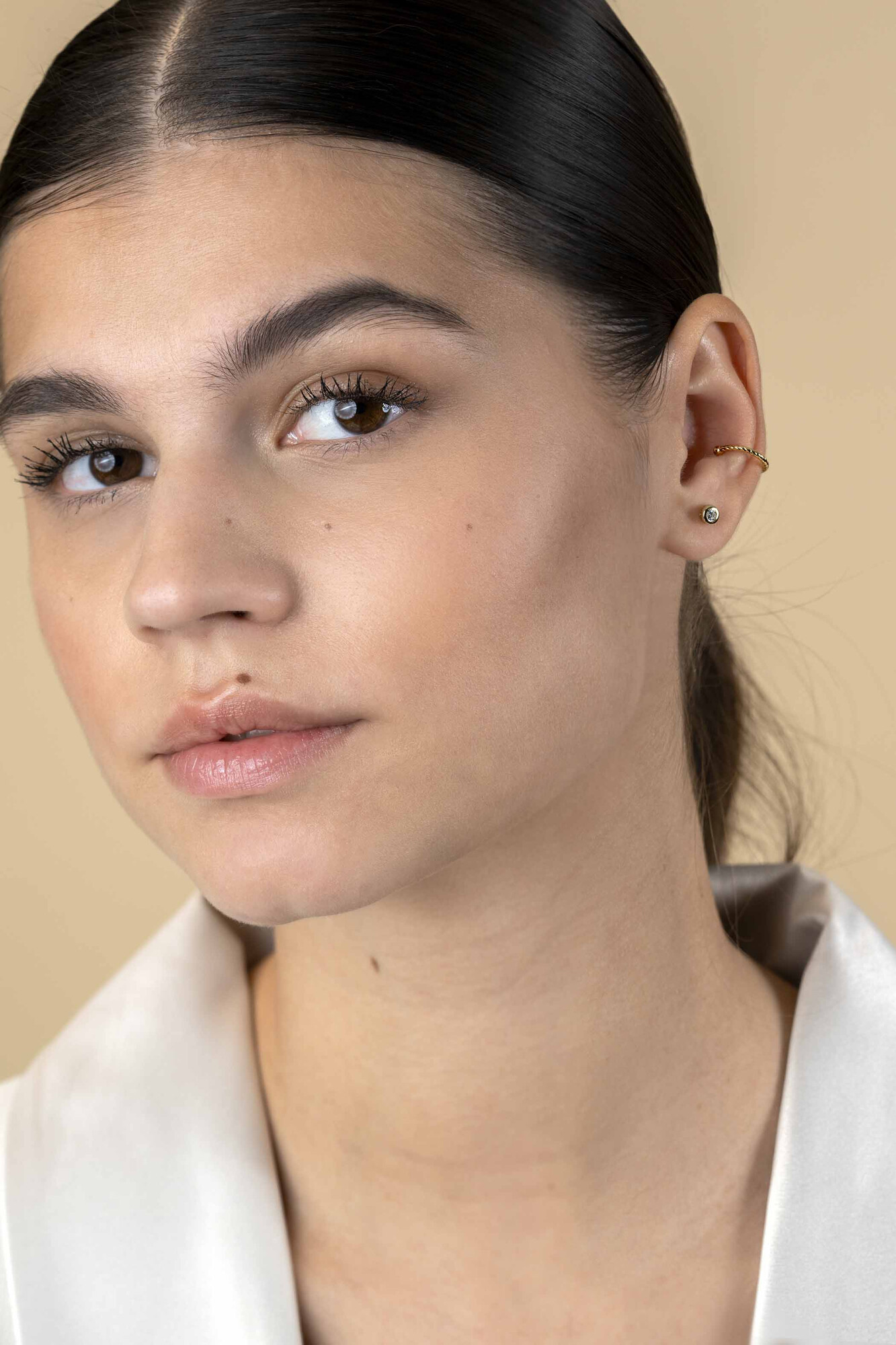 12,5mm ZINZI gold plated zilveren ear cuff gedraaide buis per stuk geprijsd ZIO-CUFF3G