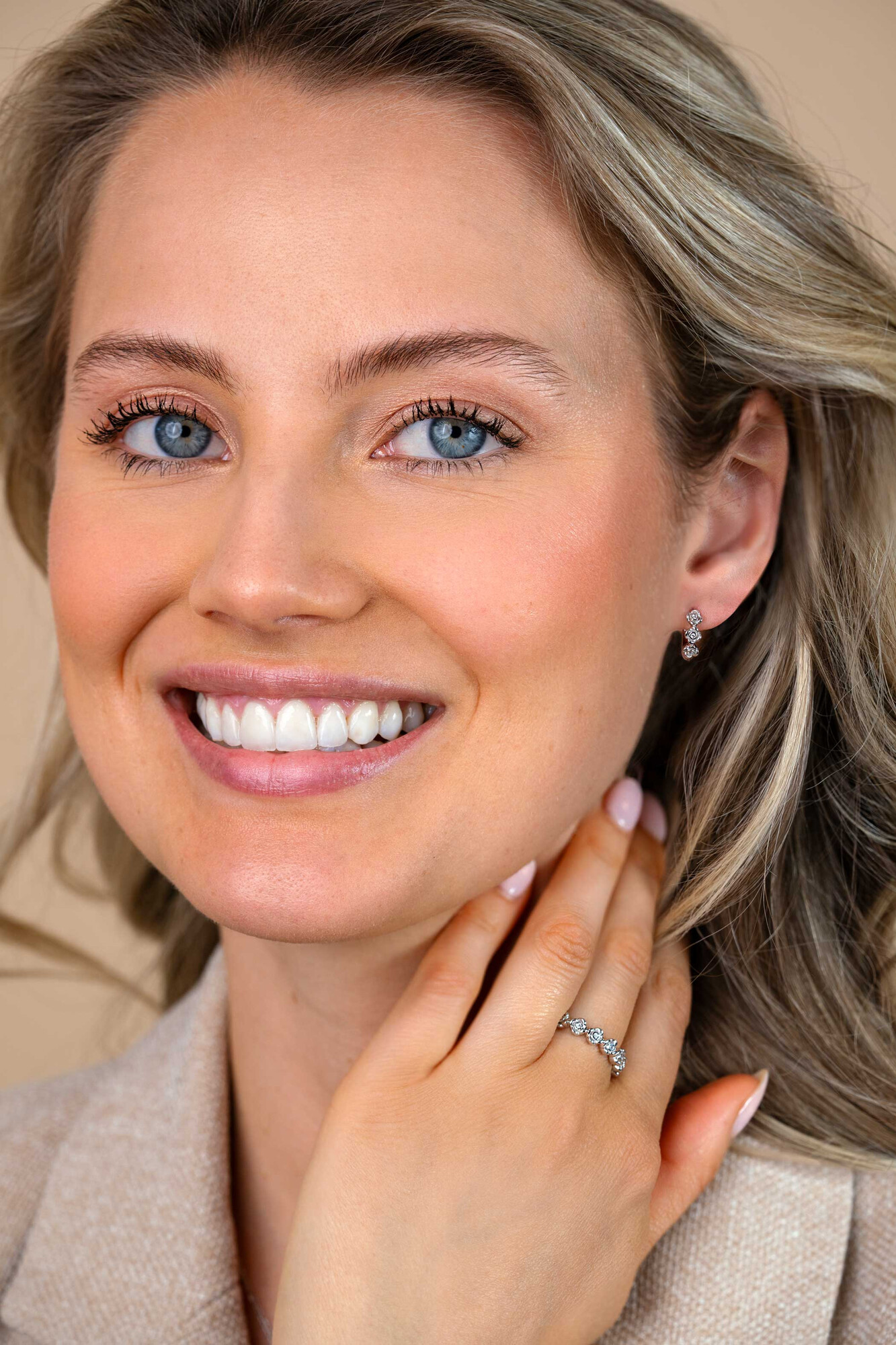 13mm ZINZI zilveren oorringen met drie roosjes, bezet met witte zirkonia’s, luxe klapsluiting ZIO2873