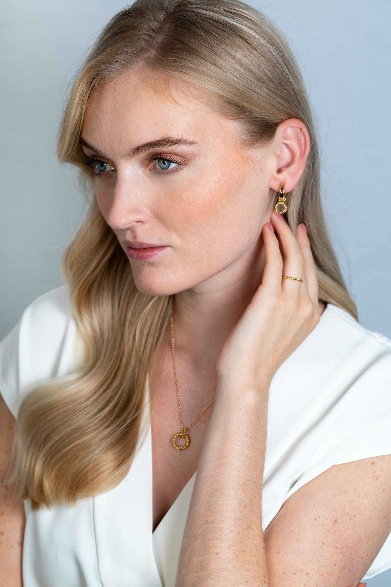 ZINZI zilveren ring extra 14K geel verguld gedraaid design 2mm ZIR2247