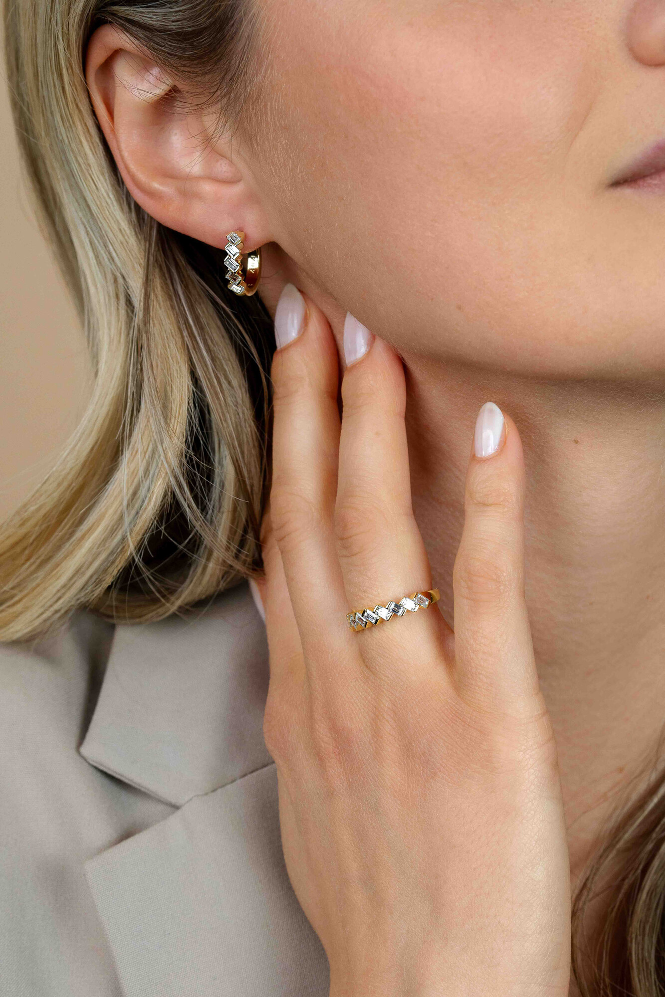 ZINZI goldplated zilveren ring bezet met baguette-geslepen zirkonia’s in een modern lijnenspel ZIR2829