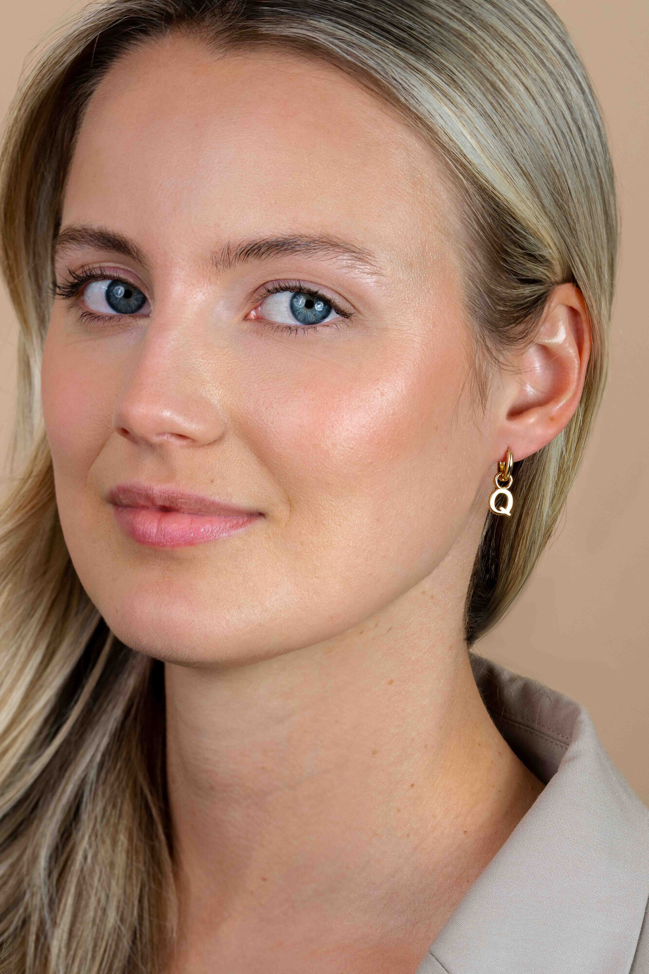 ZINZI zilveren geelvergulde letter oorbedel Q per stuk geprijsd ZICH2145Q. (zonder oorringen).