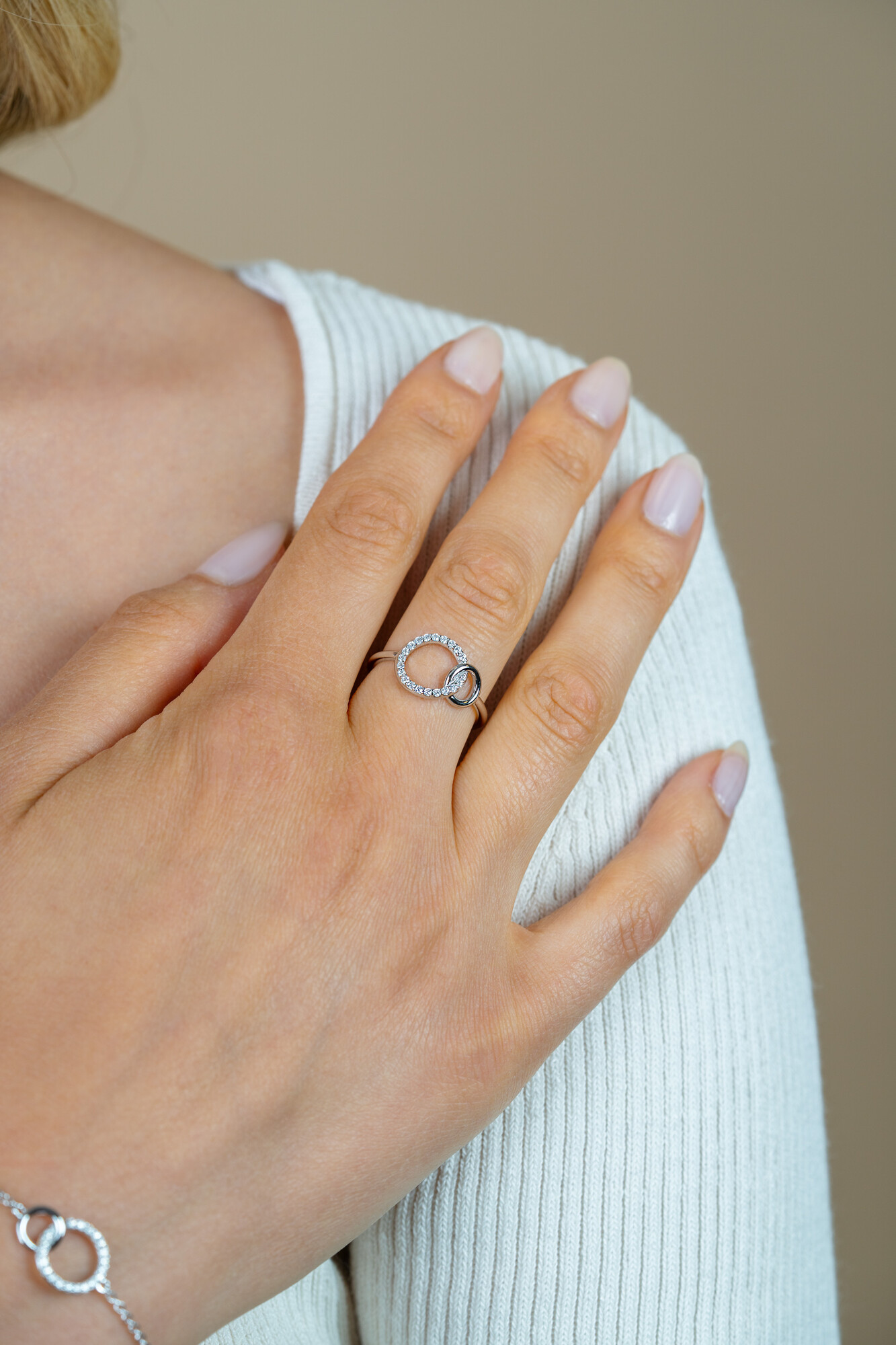 ZINZI zilveren ring 2 ronde vormen verbonden wit ZIR1782
