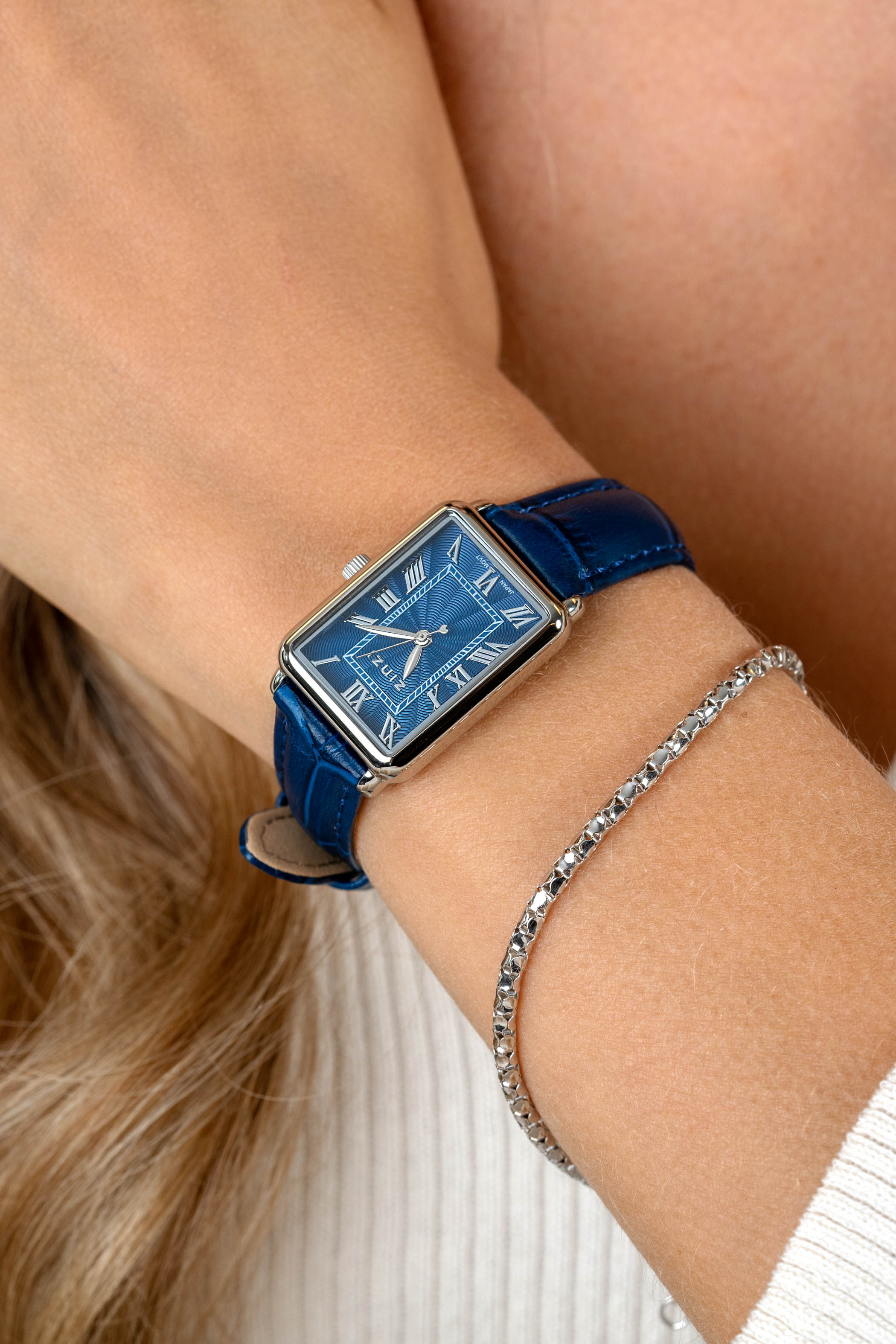 ZINZI Elegance horloge blauwe wijzerplaat en rechthoekige stalen kast met blauwe leren band 28mm extra dun ZIW1955B
