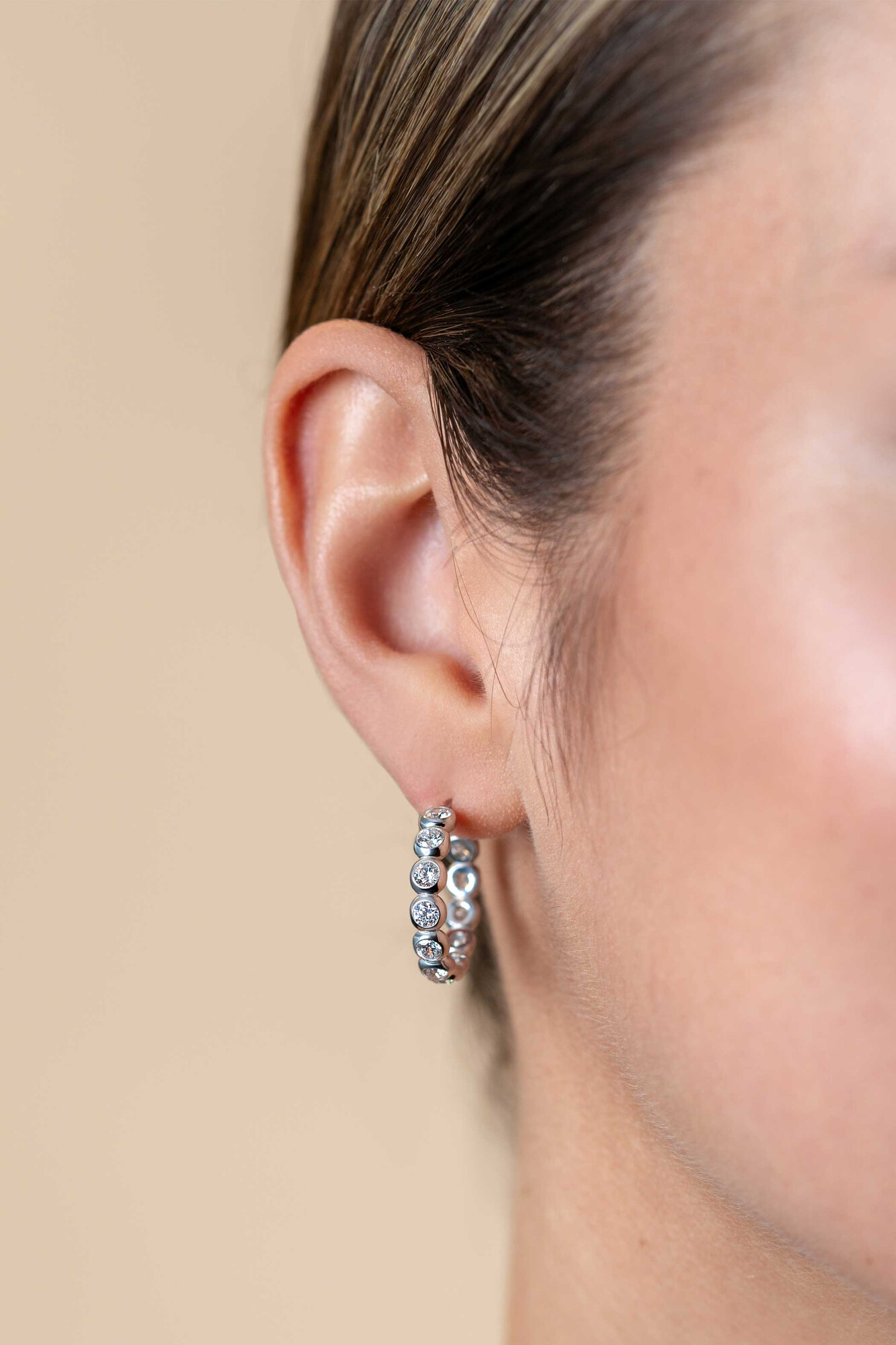 21mm ZINZI zilveren halve oorringen 4mm buisdikte, bezet met 12 witte zirconia's en met vlindersluiting ZIO2573
