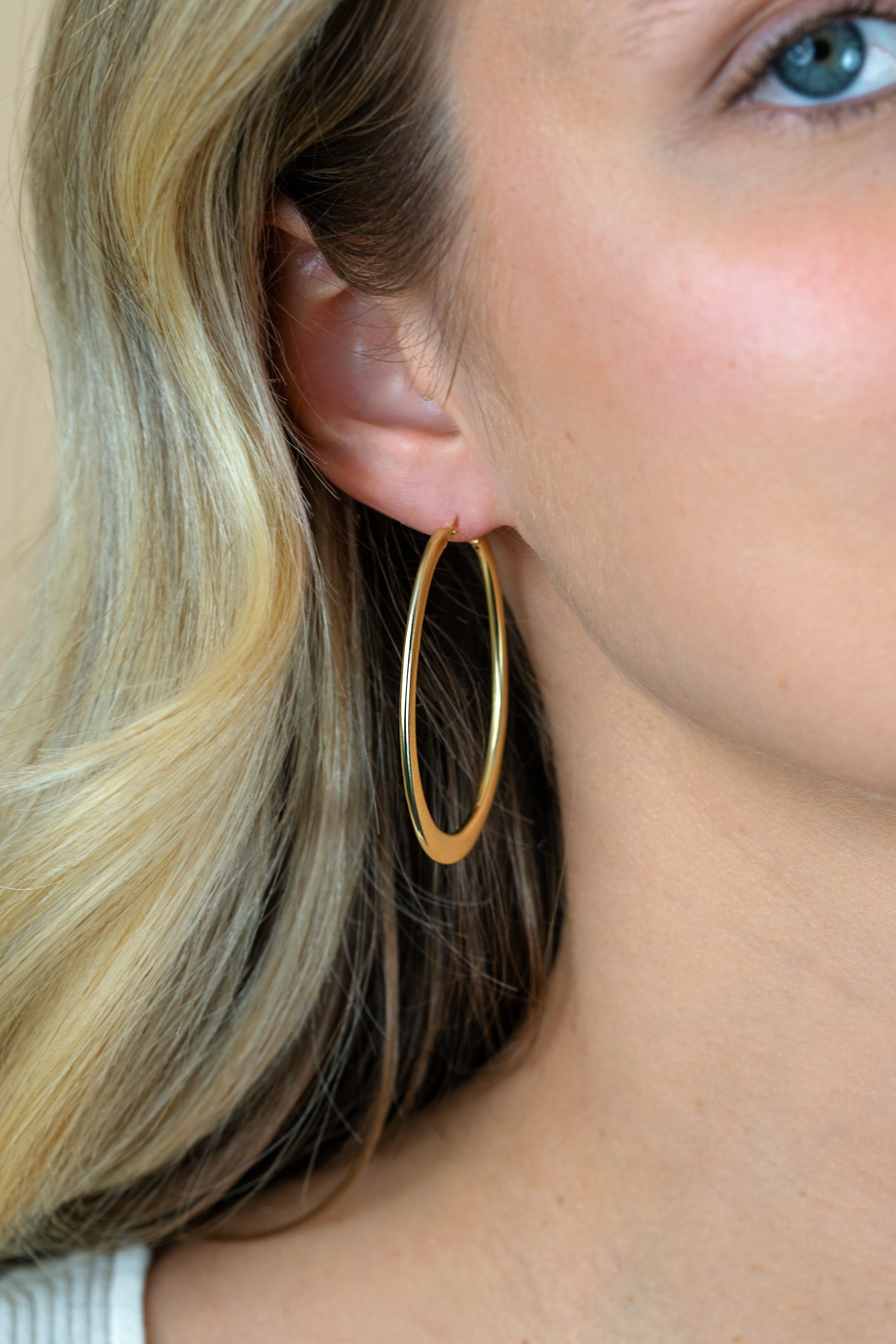 48mm ZINZI gold plated zilveren oorringen met organisch gevormde buis 2mm breed en handige bovensluiting ZIO2701G