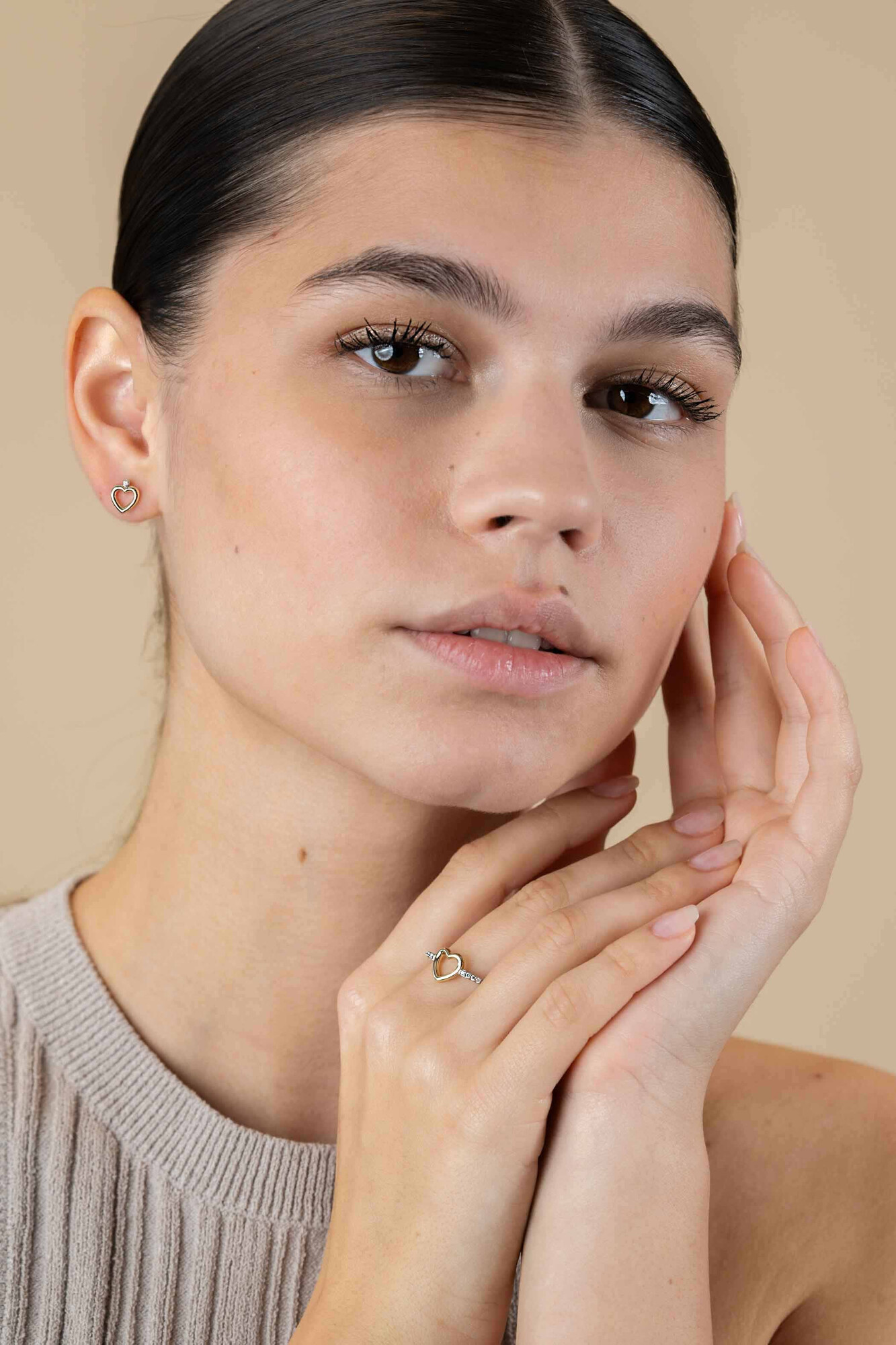 9mm ZINZI gold plated zilveren oorstekers open hartje witte zirconia ZIO2566