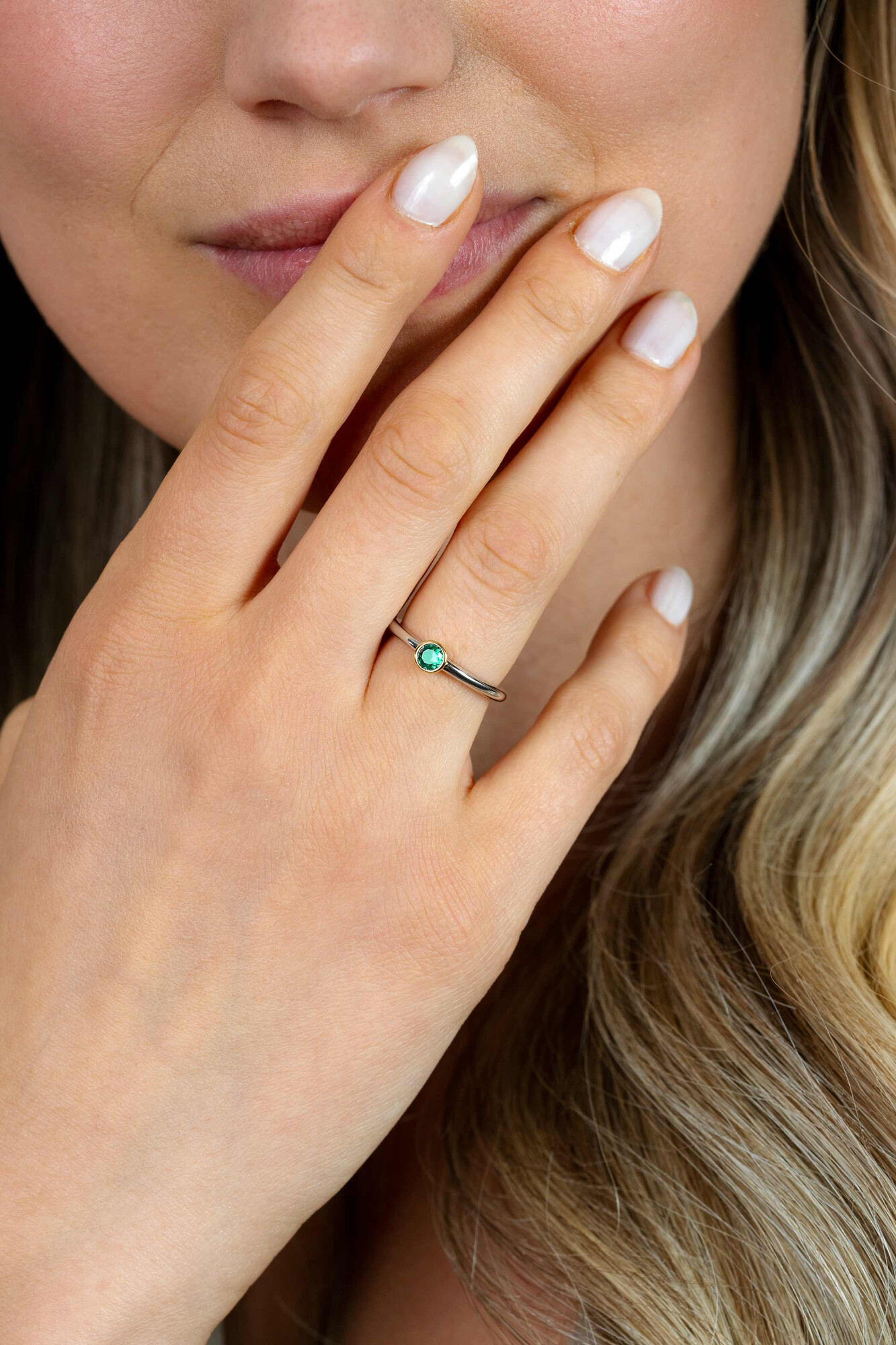 ZINZI zilveren ring bicolor glad rond met groene zirconia ZIR1177G