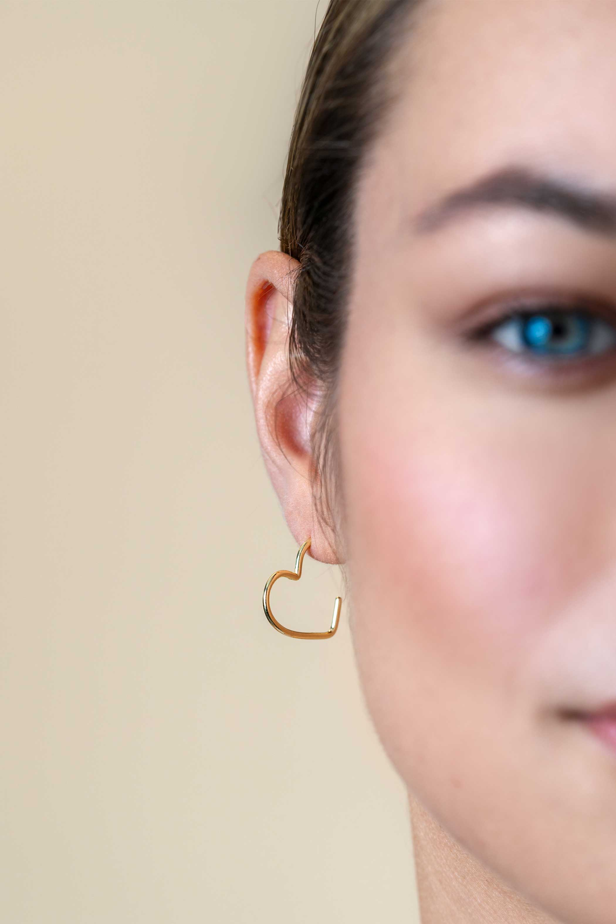 18mm ZINZI gold plated zilveren halve oorringen in hartvorm 1,4mm buisdikte met vlindersluiting ZIO2584G
