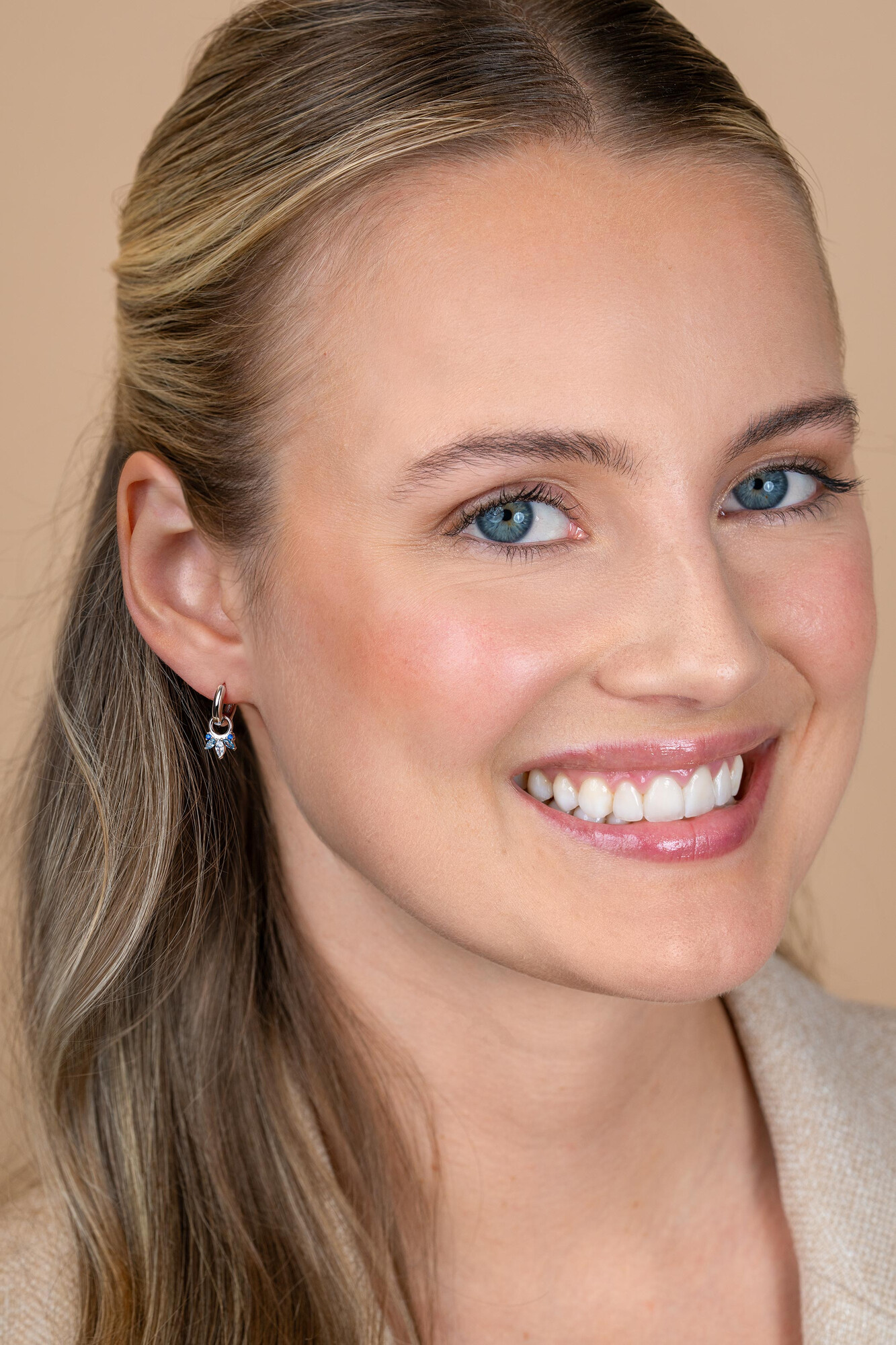 10mm ZINZI zilveren oorbedels met vijf speelse zettingen in aflopende grootte, bezet met blauwe kleurstenen en witte zirconia ZICH2633B (zonder oorringen)