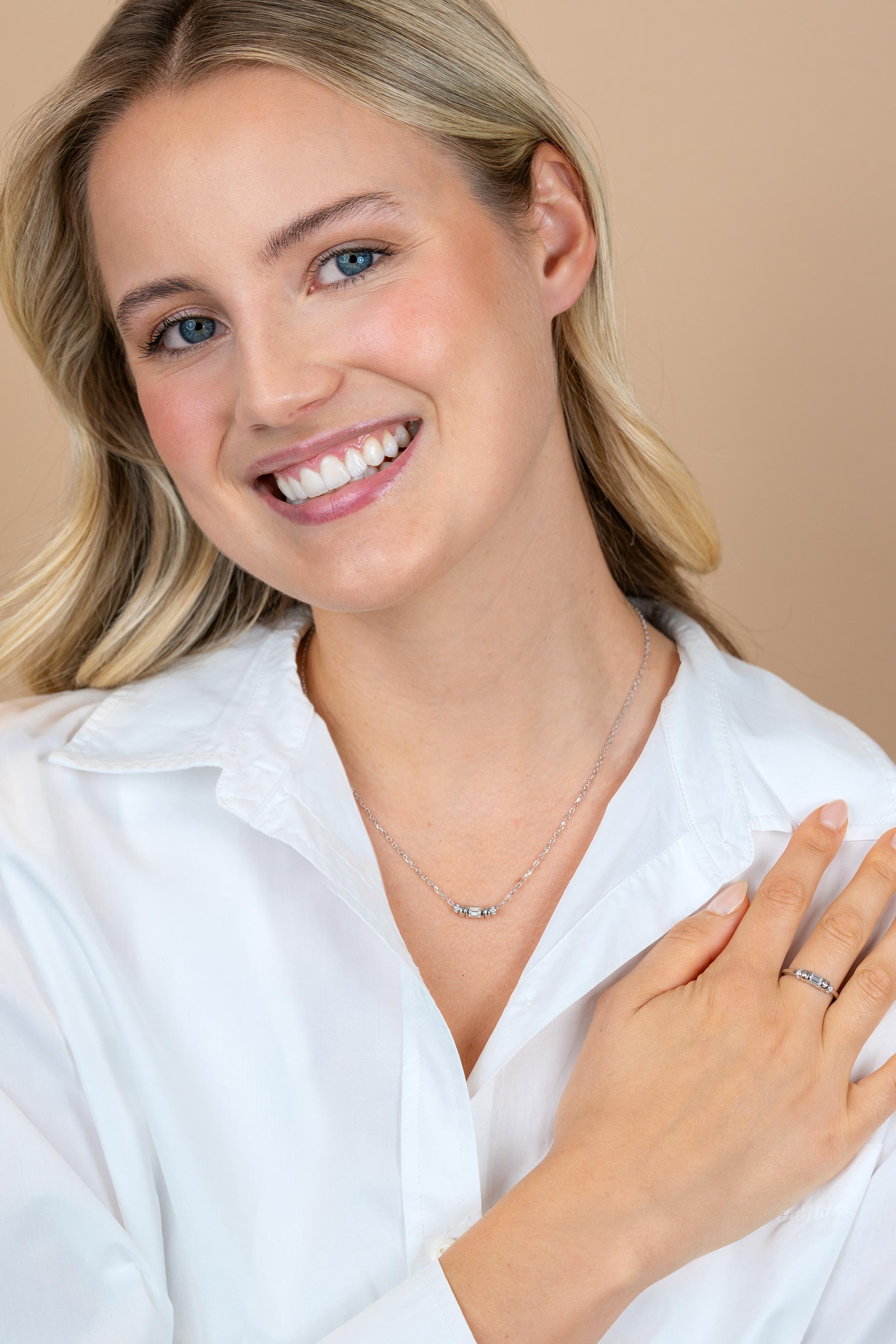 ZINZI zilveren ring met trendy cilindervorm, bezet met diverse witte zirkonia’s ZIR2812C