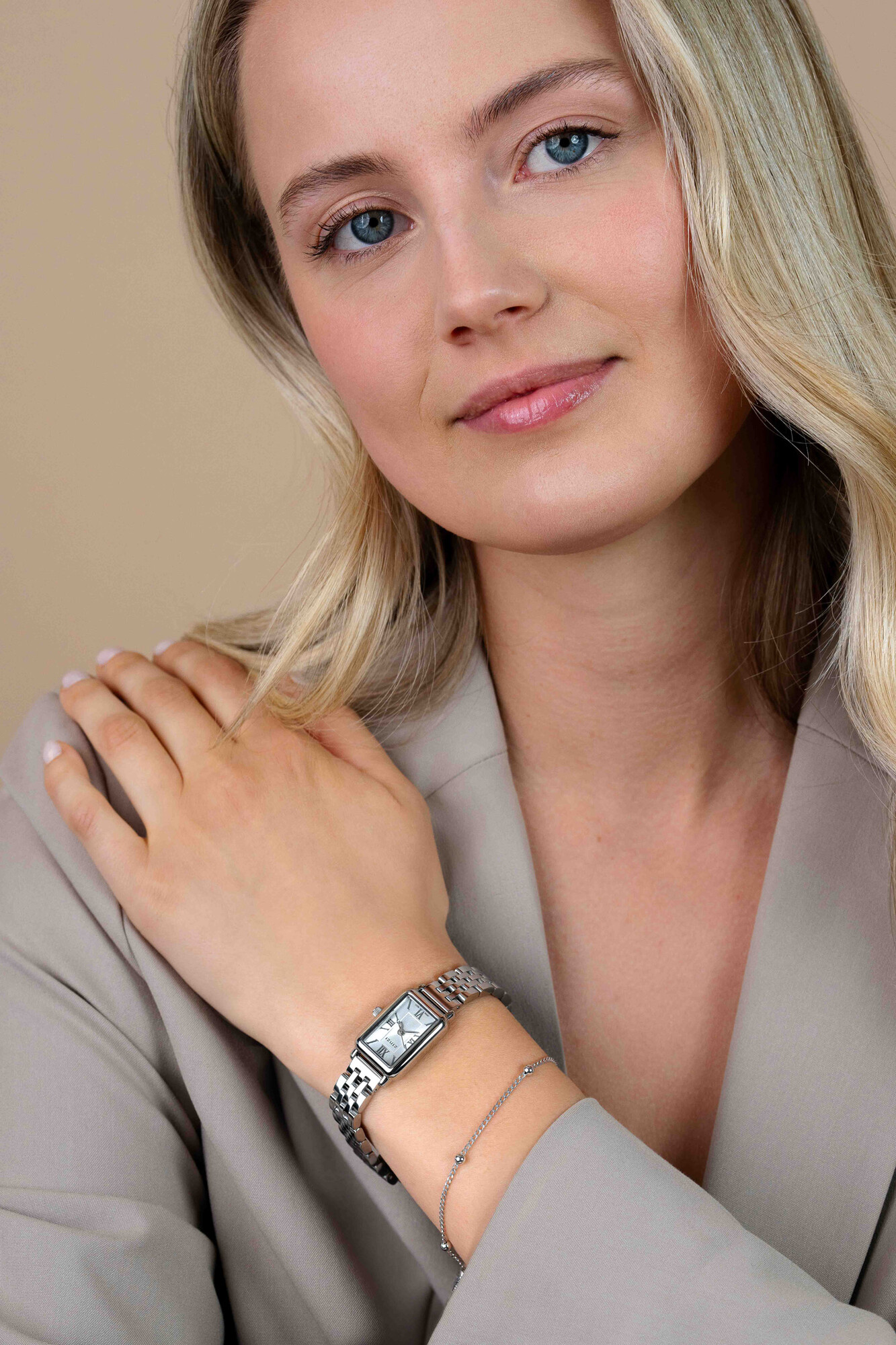 ZINZI Small Elegance horloge zilverkleurige sunray wijzerplaat en rechthoekige kast stalen schakelband 22mm extra dun ZIW2802
