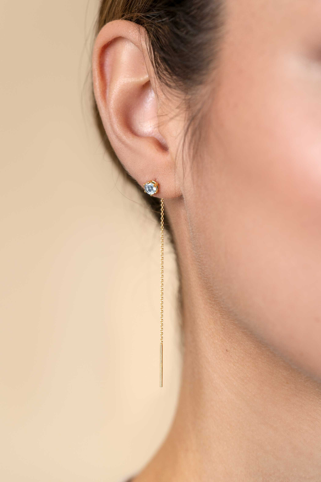 80mm ZINZI gold plated zilveren doortrek oorbellen met chatonzetting 5mm witte zirconia en sierlijk kettinkje ZIO2576Y
