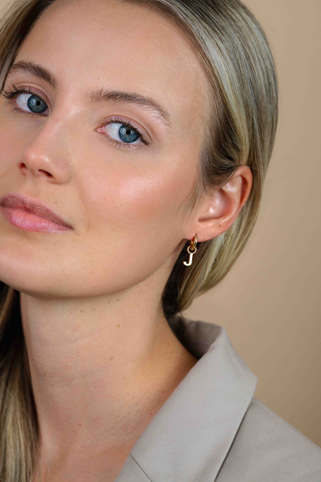 ZINZI zilveren geelvergulde letter oorbedel J per stuk geprijsd ZICH2145J. (zonder oorringen).