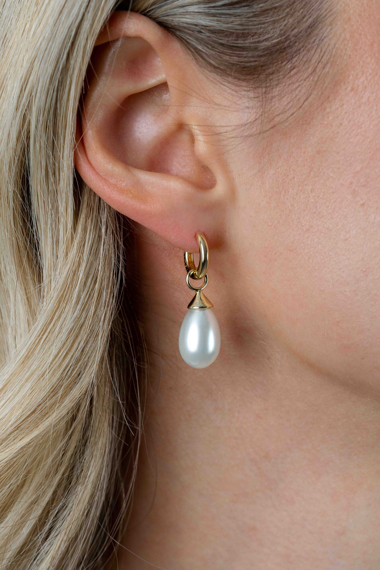 ZINZI gold plated zilveren oorbedels parel peervorm 15mm wit ZICH355WG (zonder oorringen)