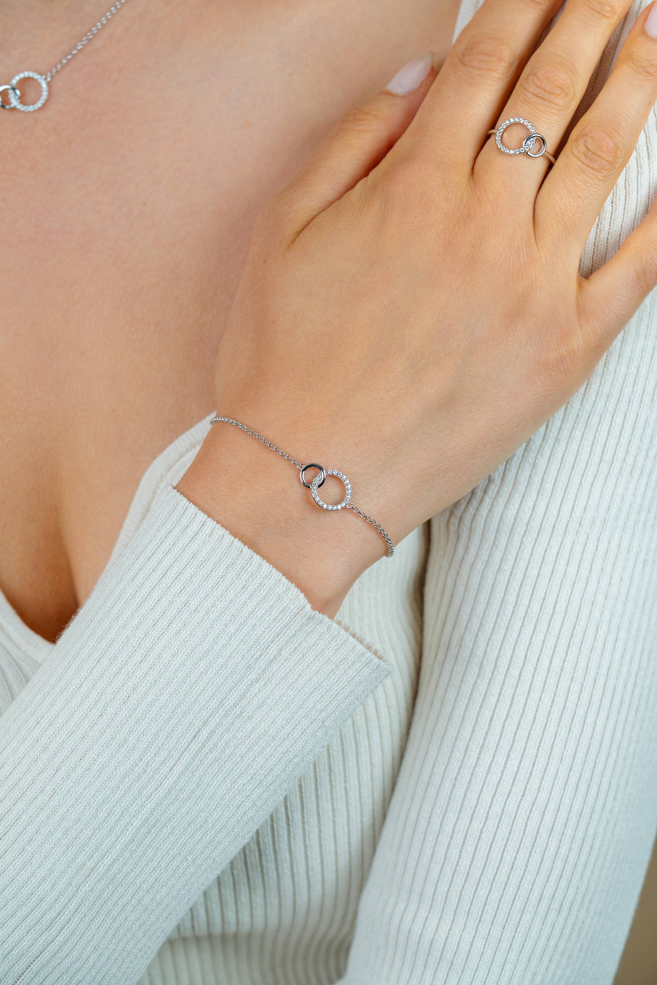 ZINZI zilveren armband 2 open rondjes verbonden wit ZIA1782
