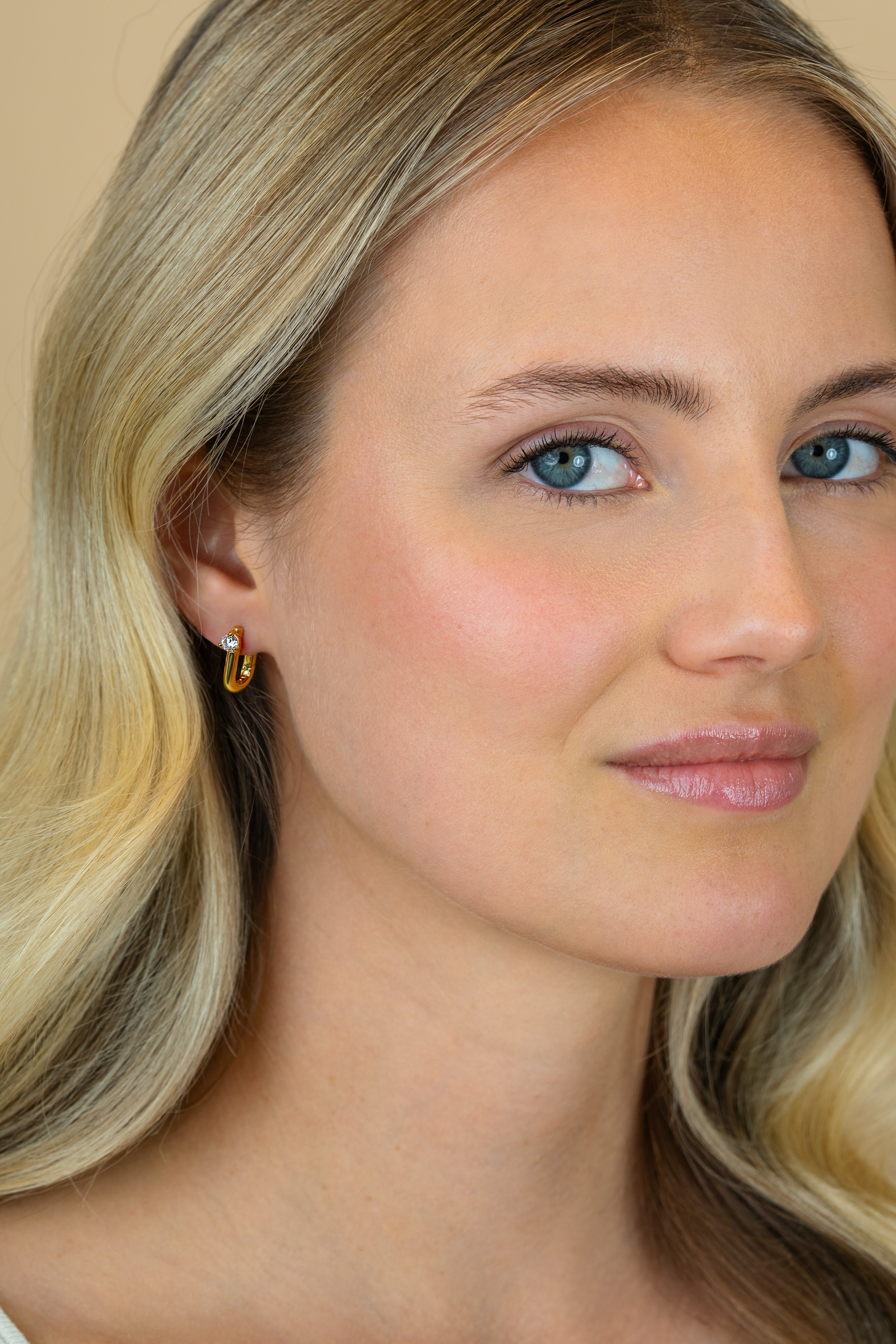 14mm ZINZI gold plated zilveren oorringen U-vorm met witte zirkonia ZIO2733Y