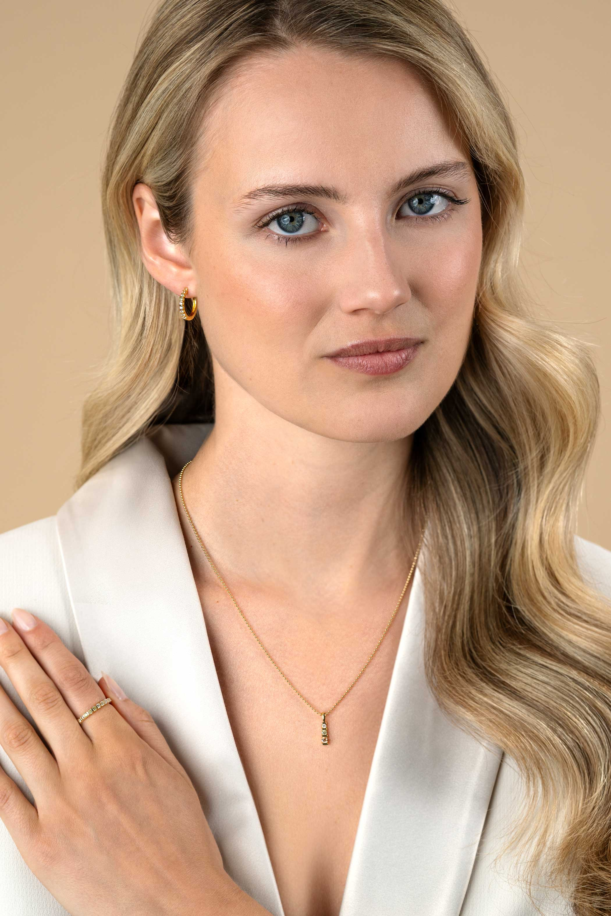 15mm ZINZI gold plated zilveren oorringen bezet met champagne, peridot en witte zirconia's met luxe klapsluiting ZIO2612