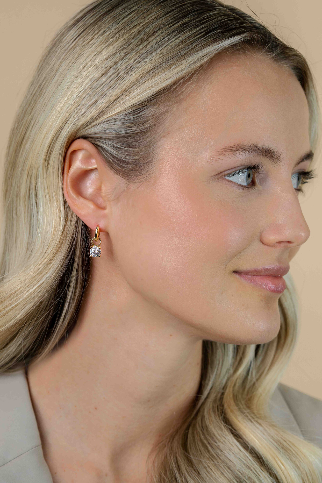 ZINZI gold plated zilveren oorbedels rond 6,5mm wit ZICH1300Y (zonder oorringen)