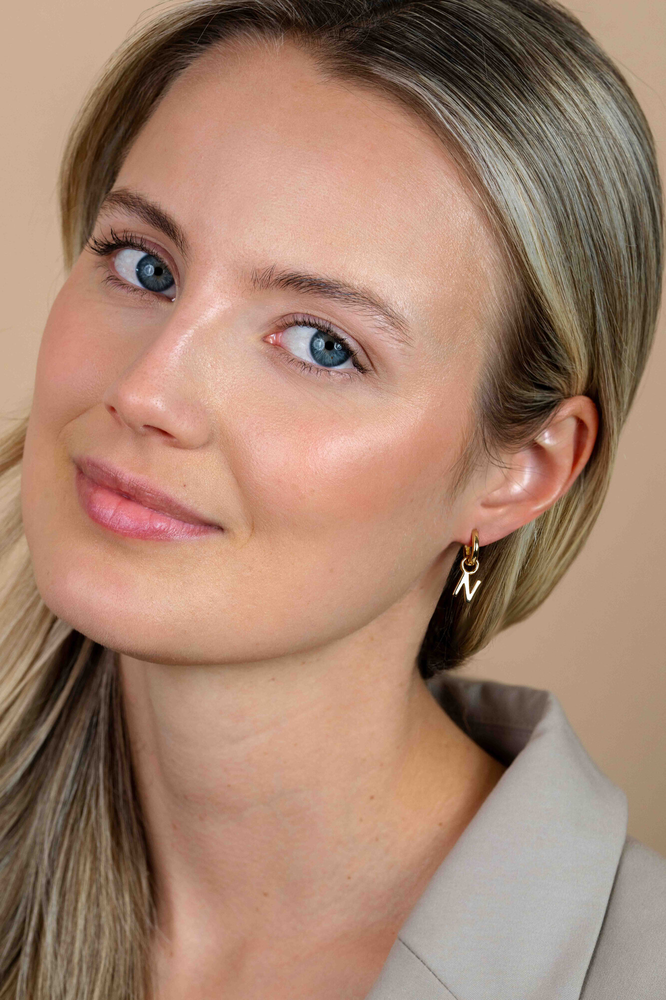 ZINZI zilveren geelvergulde letter oorbedel N per stuk geprijsd ZICH2145N. (zonder oorringen).