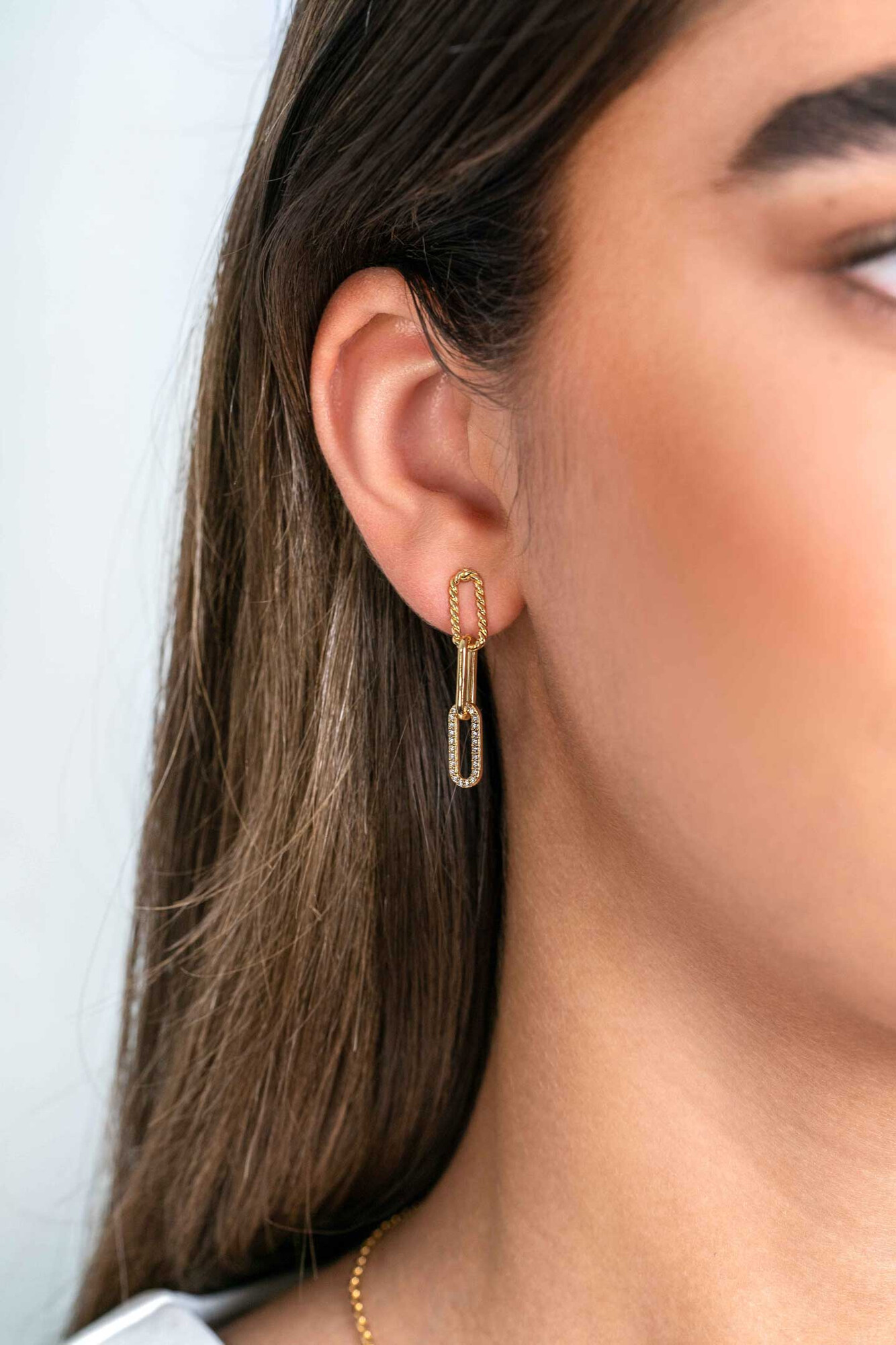 ZINZI gold plated zilveren lange oorsieraden 30mm met drie paperclip schakels, glad bewerkt witte zirconia's ZIO2330Y