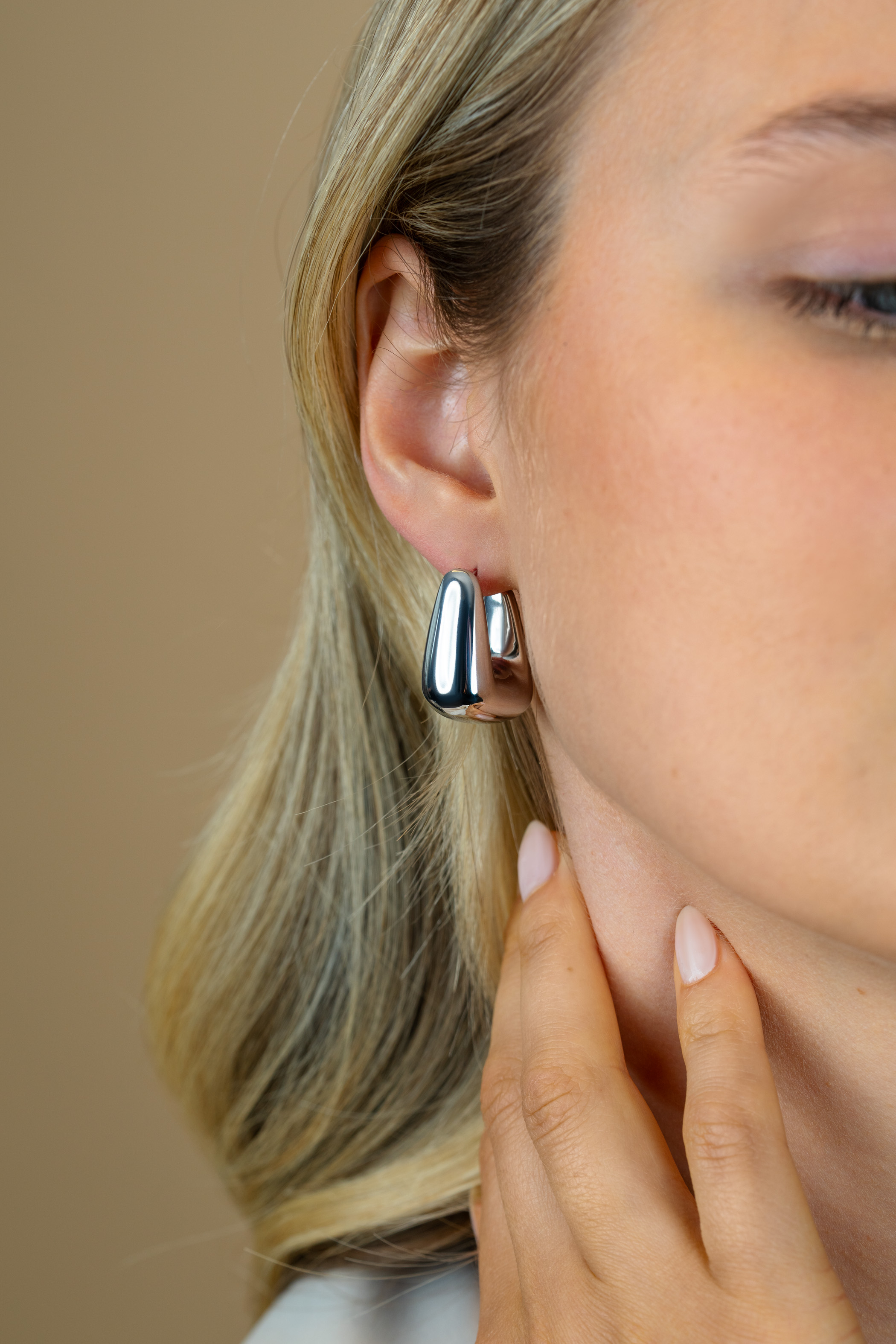 24mm ZINZI zilveren oorringen met brede buis, vierkante look en handige bovensluiting ZIO2747