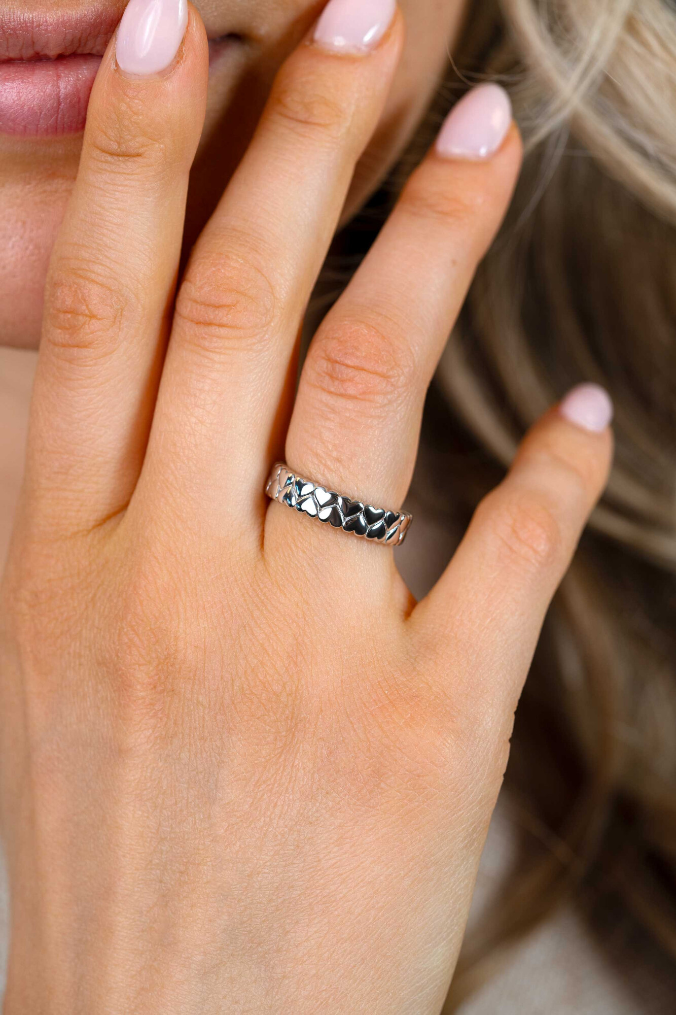 ZINZI zilveren brede ring met twee rijen aaneengeschakelde gladde hartjes ZIR2882