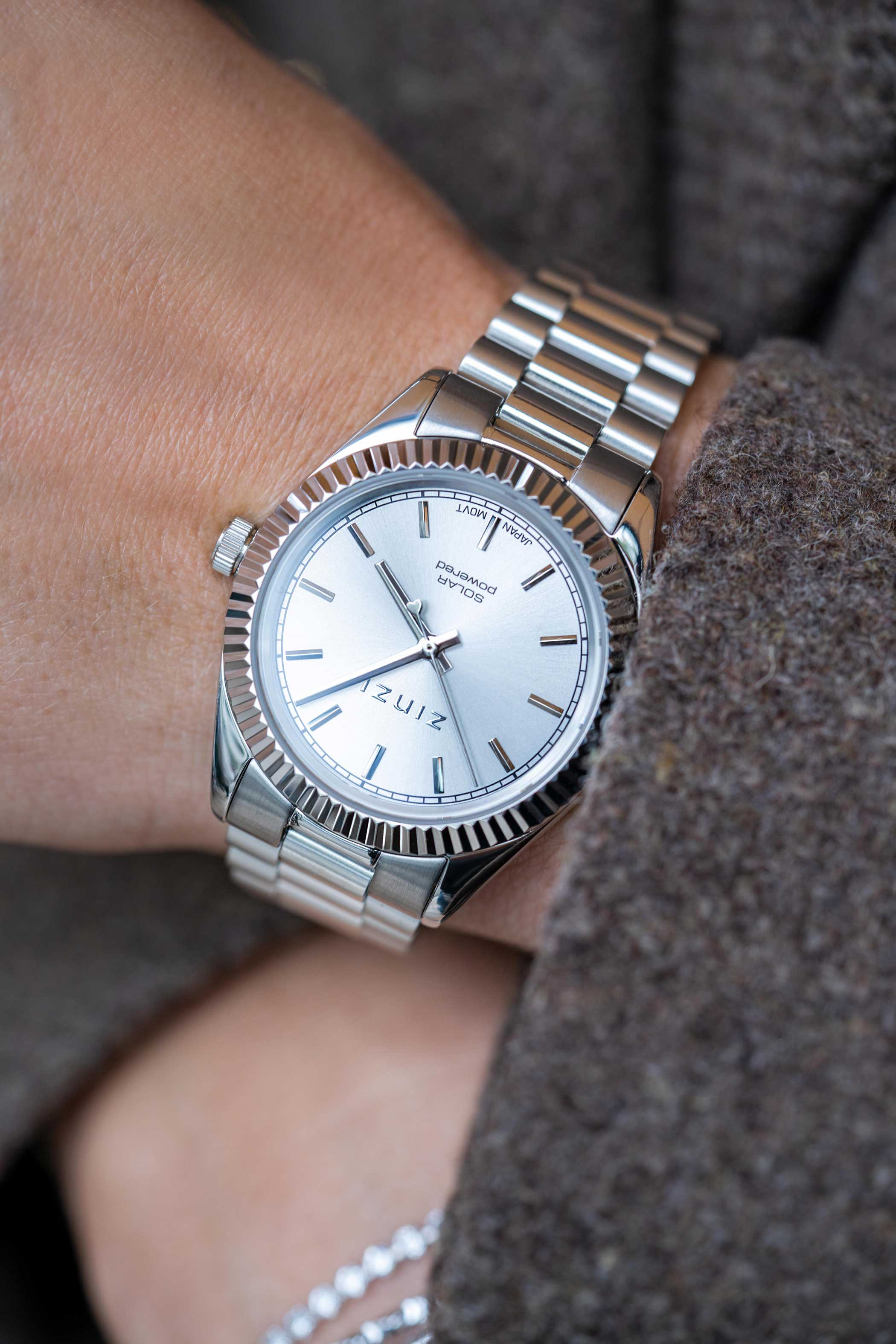 ZINZI Solaris horloge met zilverkleurige wijzerplaat, stalen kast 35mm en stalen band met clip-sluiting. Het Japanse uurwerk loopt op zon- en kunstlicht ZIW2102
